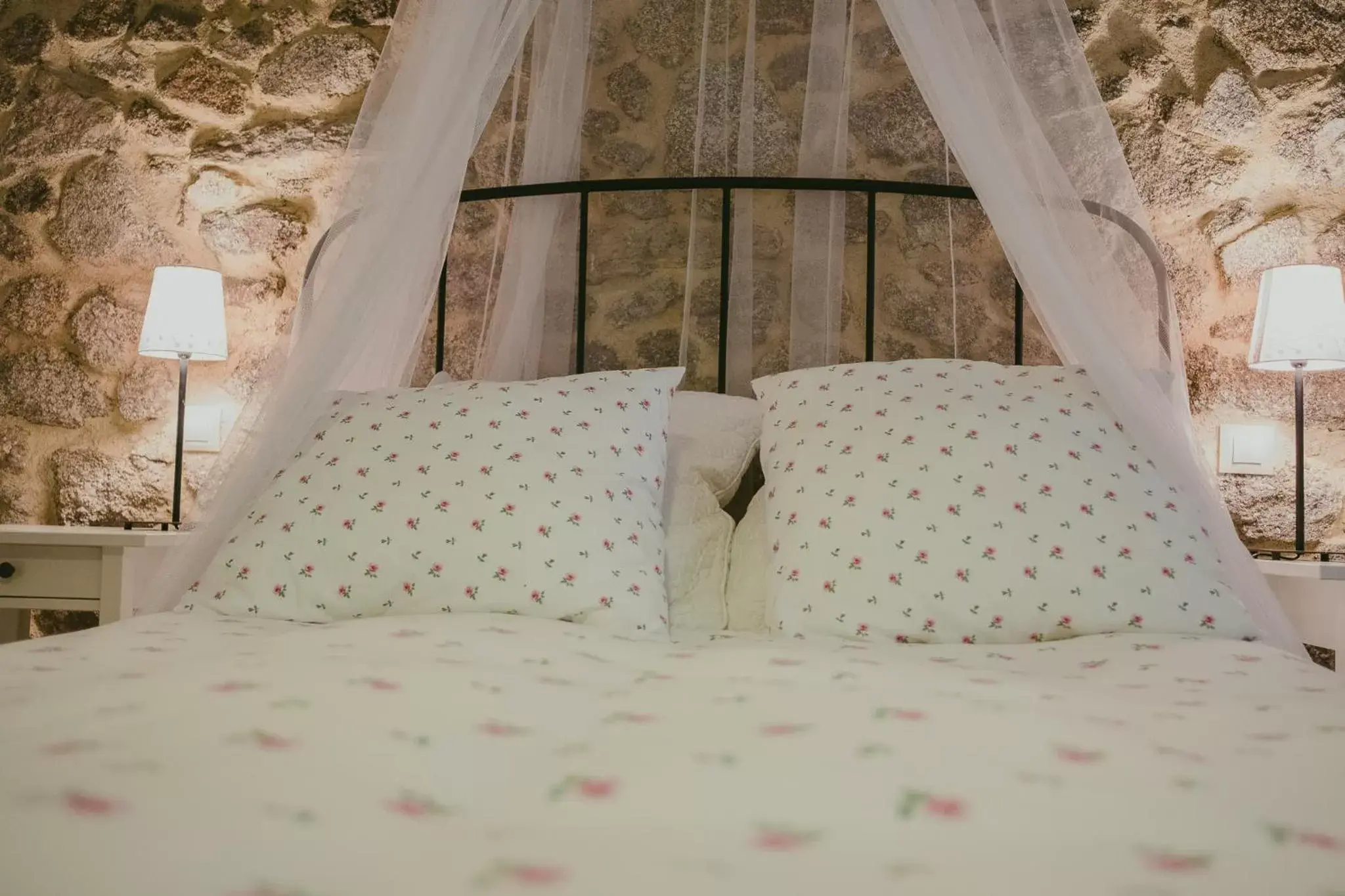 Bed in Ronda Navarra by Valdesierra