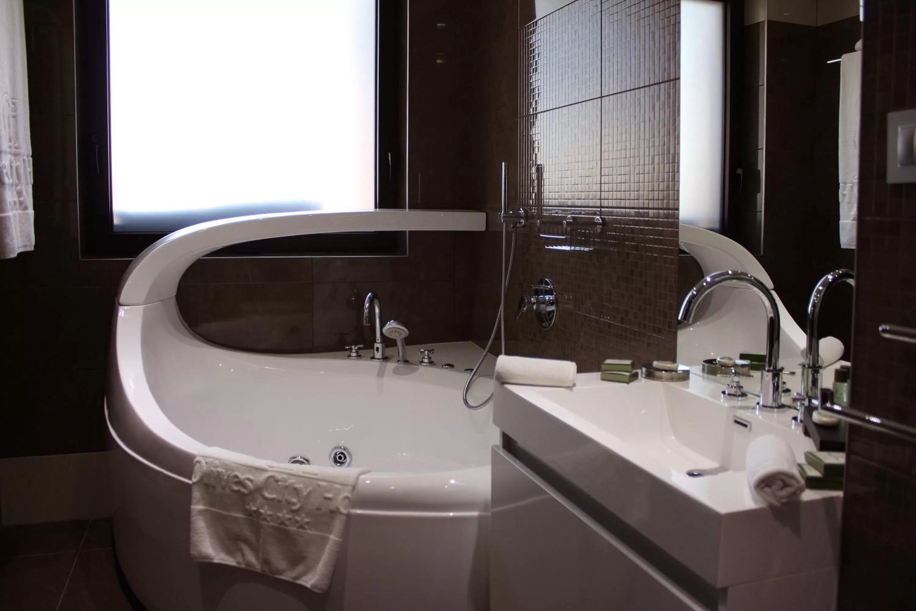 Bathroom in Best Western Plus Olives City Hotel - Free Pool & Parking