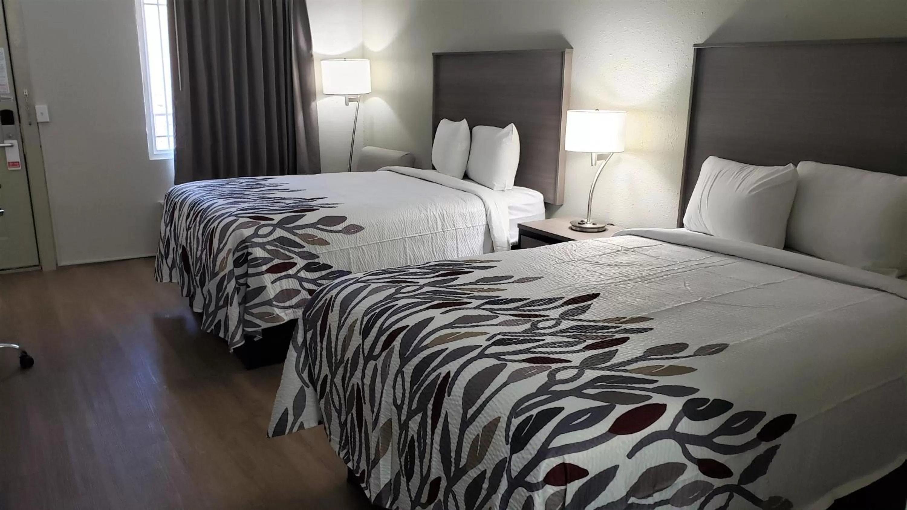 Photo of the whole room, Bed in Red Roof Inn Cullman