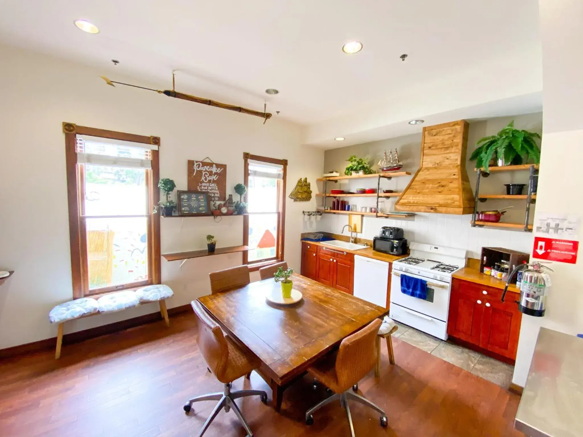 Communal kitchen, Dining Area in International Travelers House Adventure Hostel