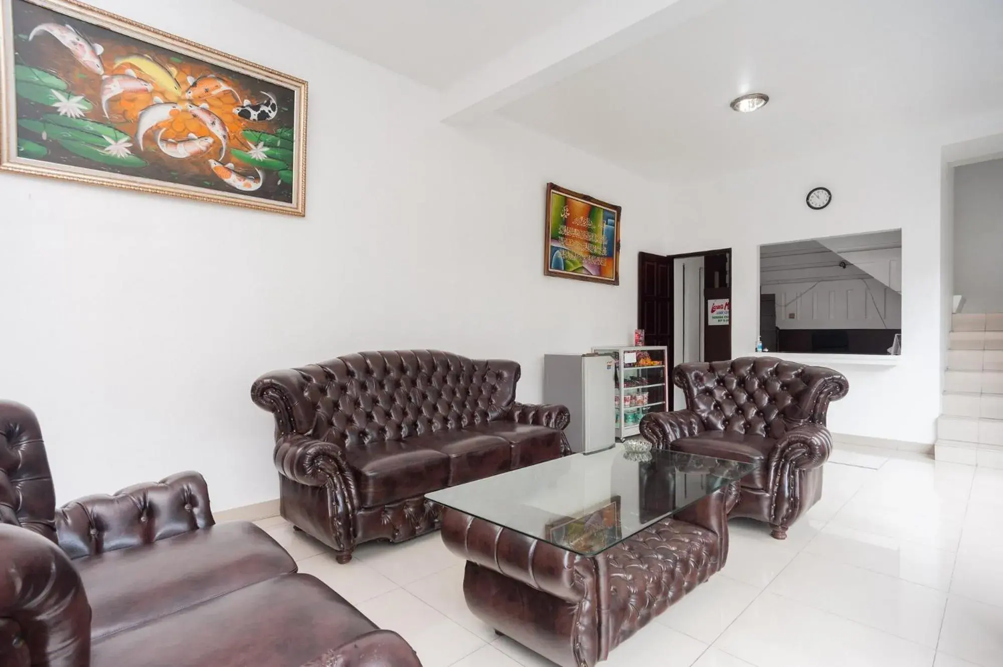 Living room, Seating Area in RedDoorz Syariah near Taman Air Mancur Bogor