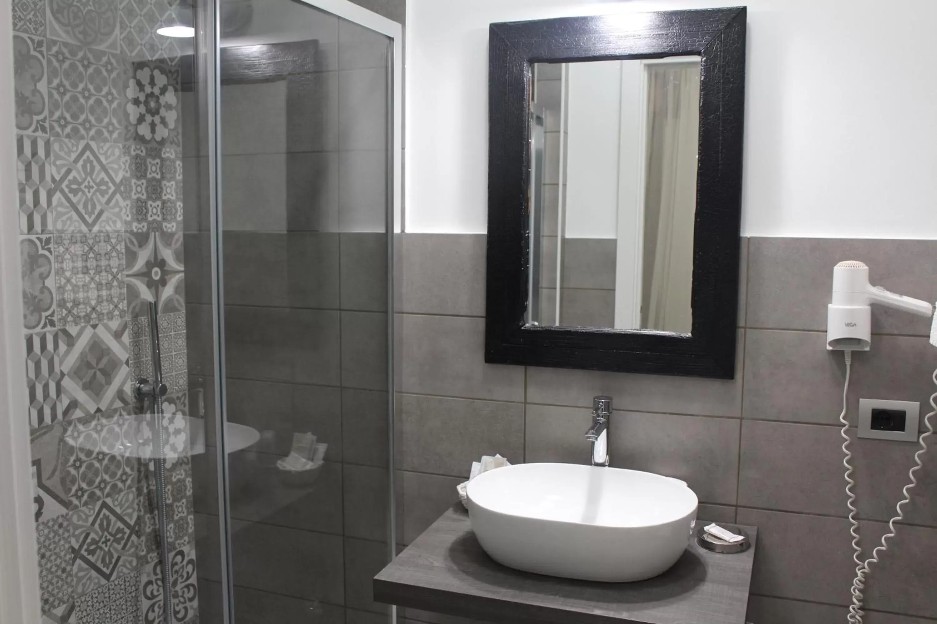 Shower, Bathroom in Hotel Miramare