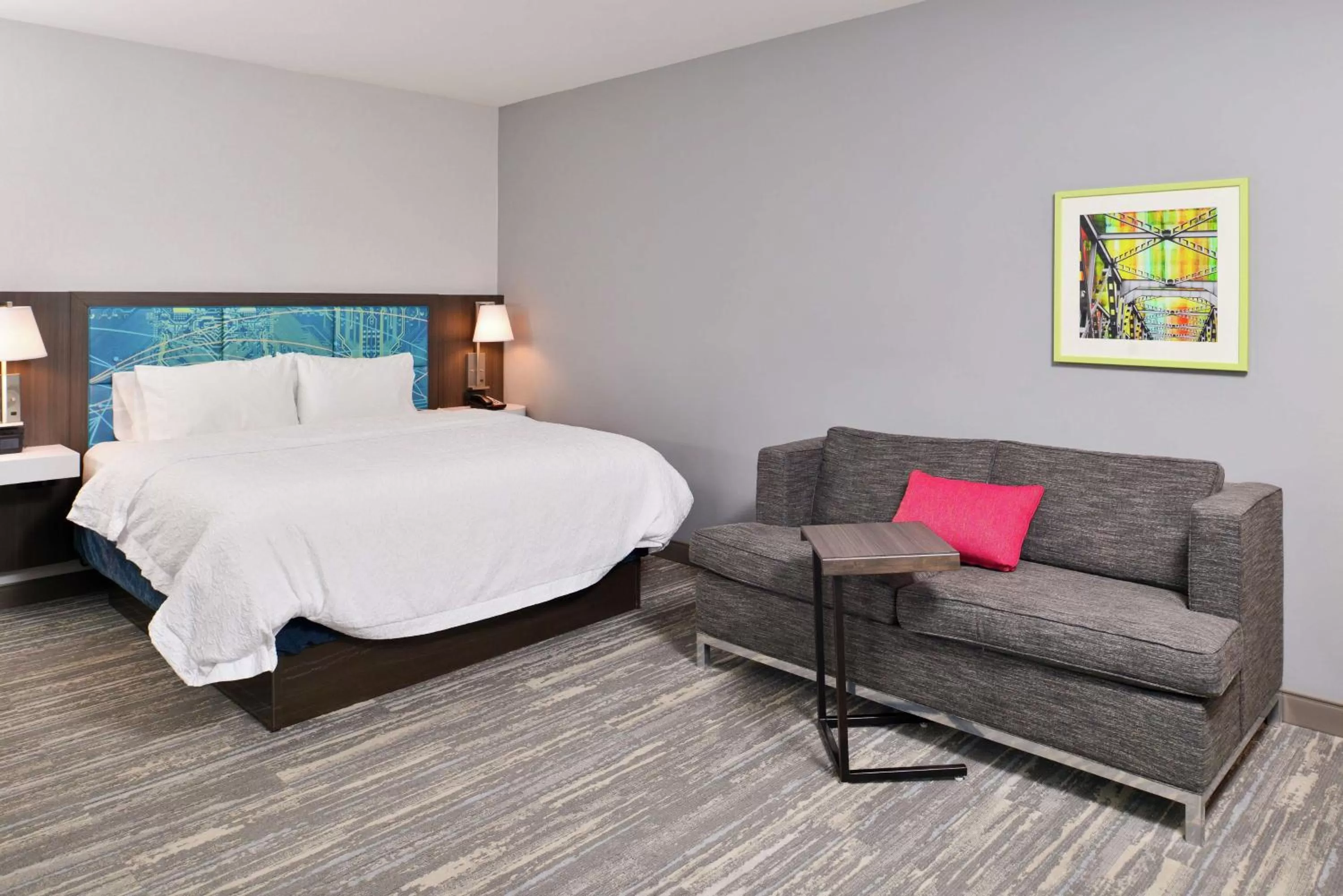 Living room, Bed in Hampton Inn & Suites Saint Paul Oakdale Woodbury