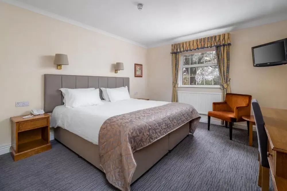 Bedroom, Bed in Reigate Manor Hotel