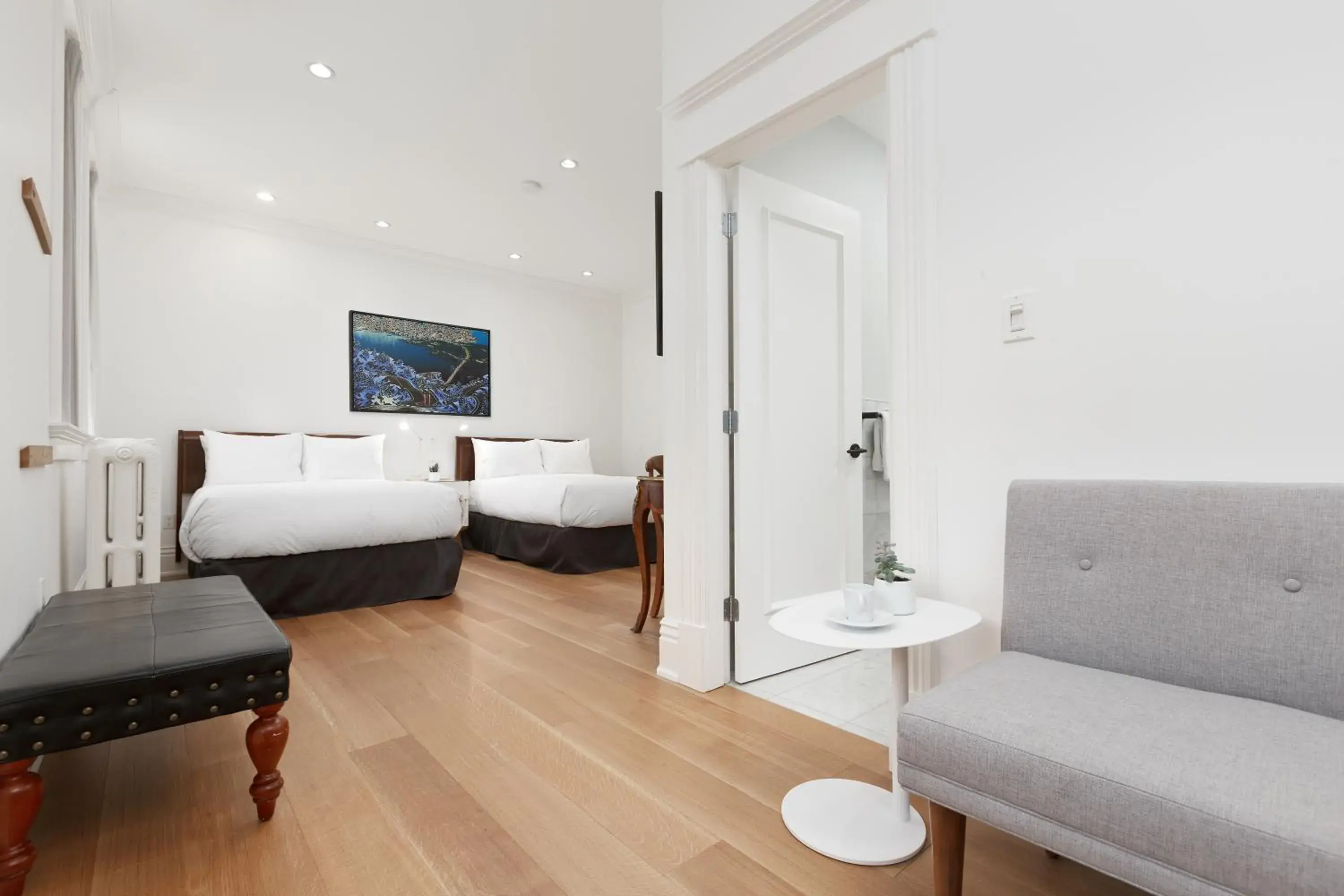 Bedroom, Seating Area in Victorian Hotel