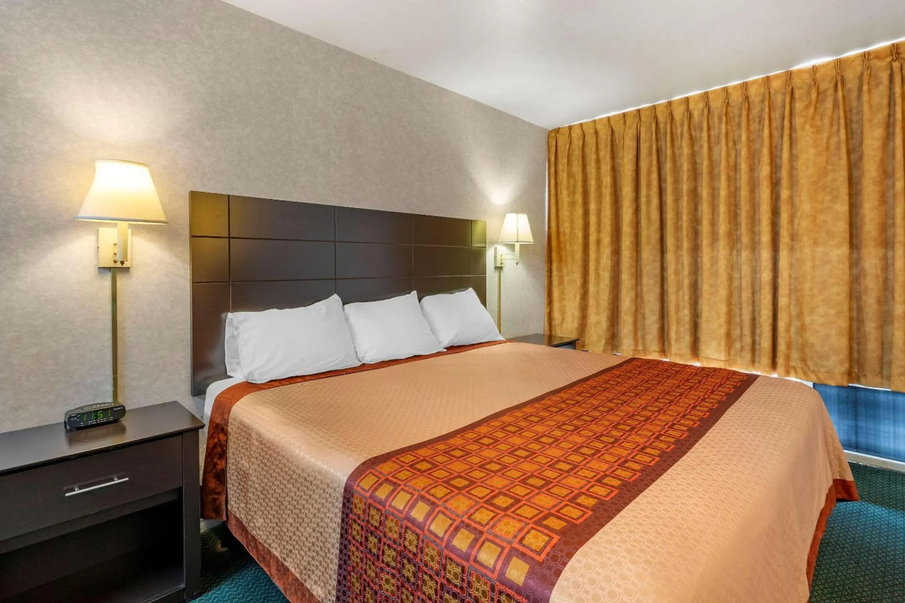 Photo of the whole room, Bed in Rodeway Inn Clearwater-Largo Photo of the whole room, Bed in Rodeway Inn Clearwater-Largo