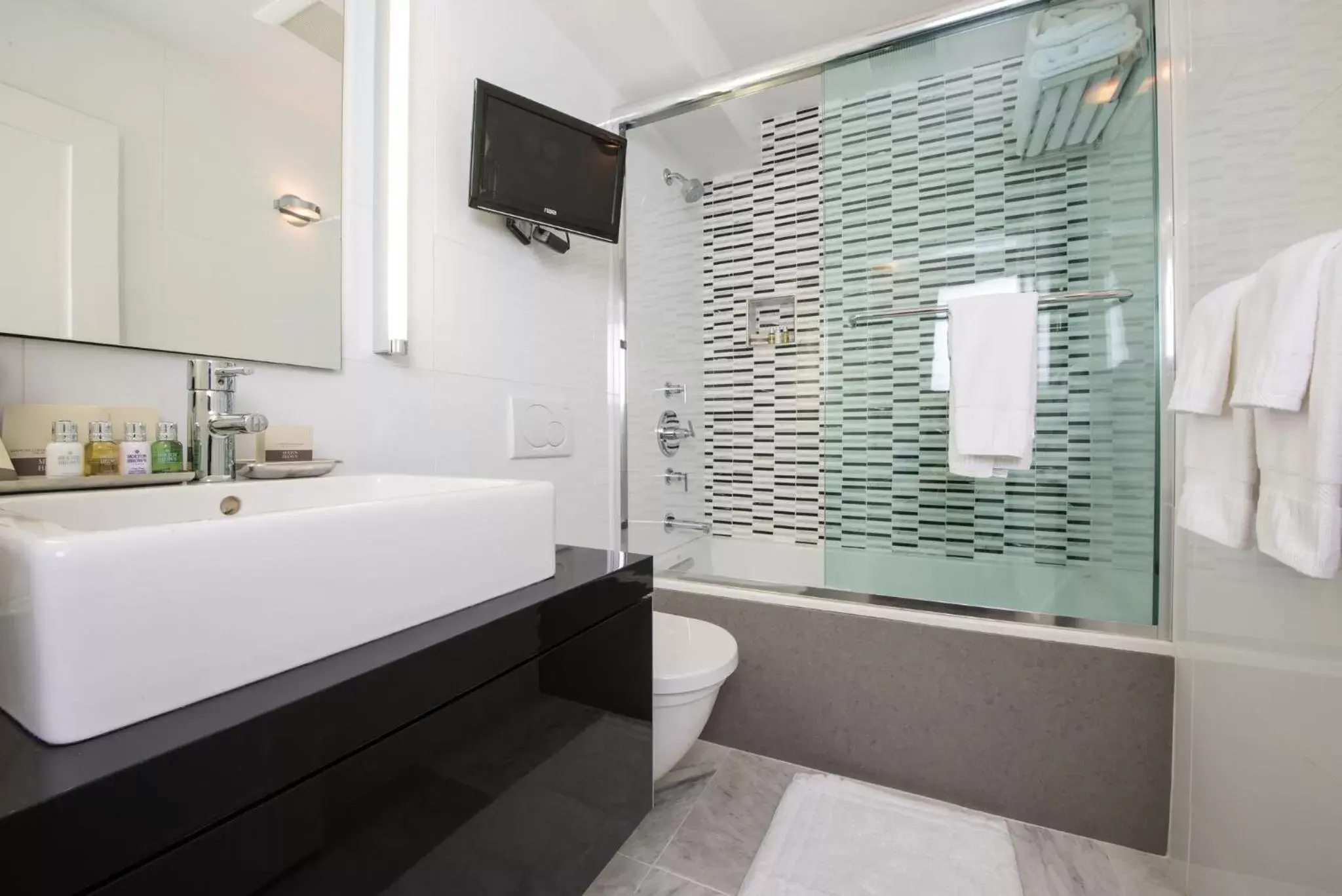 Double Room in Camden Harbour Inn a member of Small Luxury Hotels Double Room in Camden Harbour Inn a member of Small Luxury Hotels