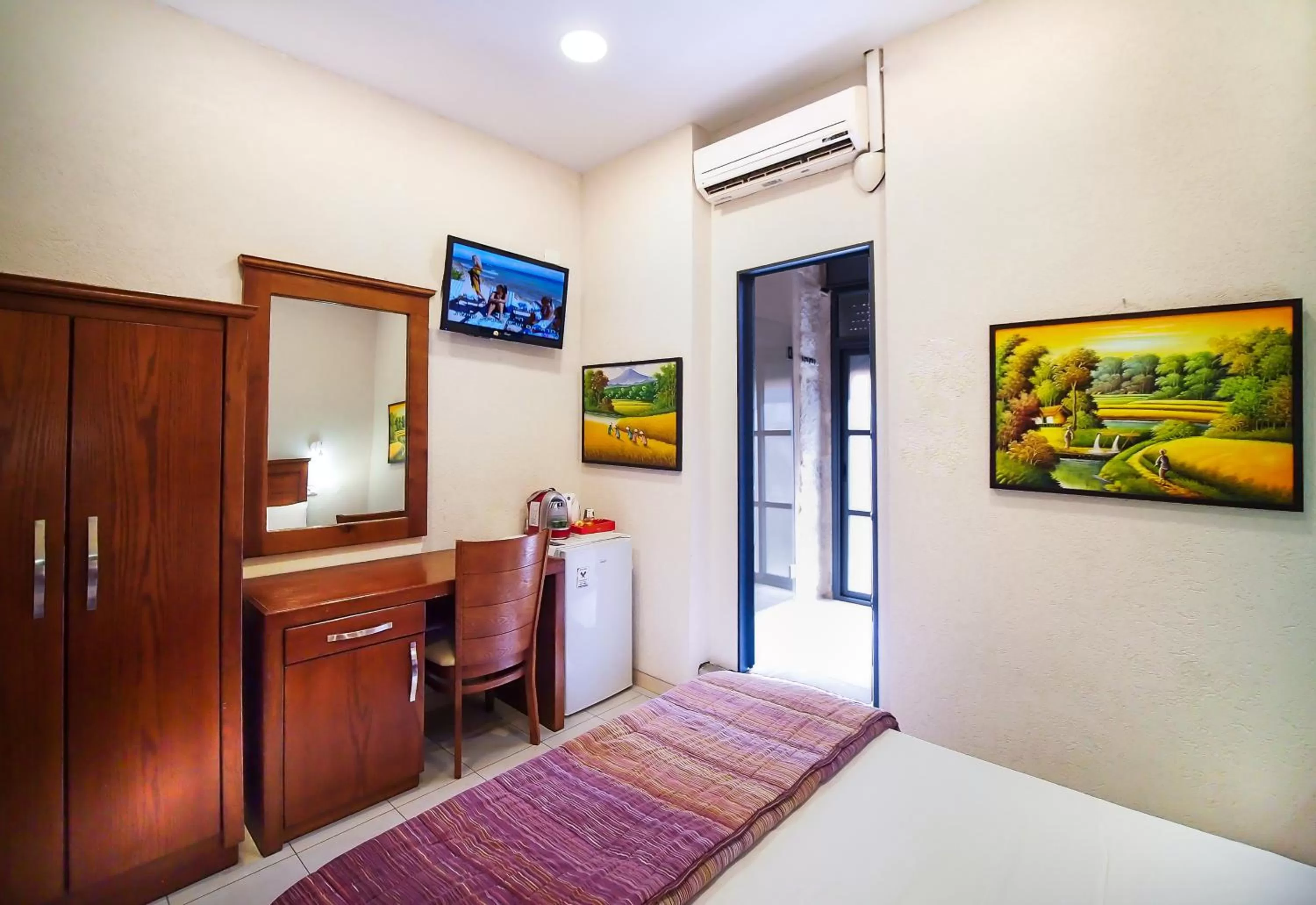 Photo of the whole room, Bed in New Imperial Hotel