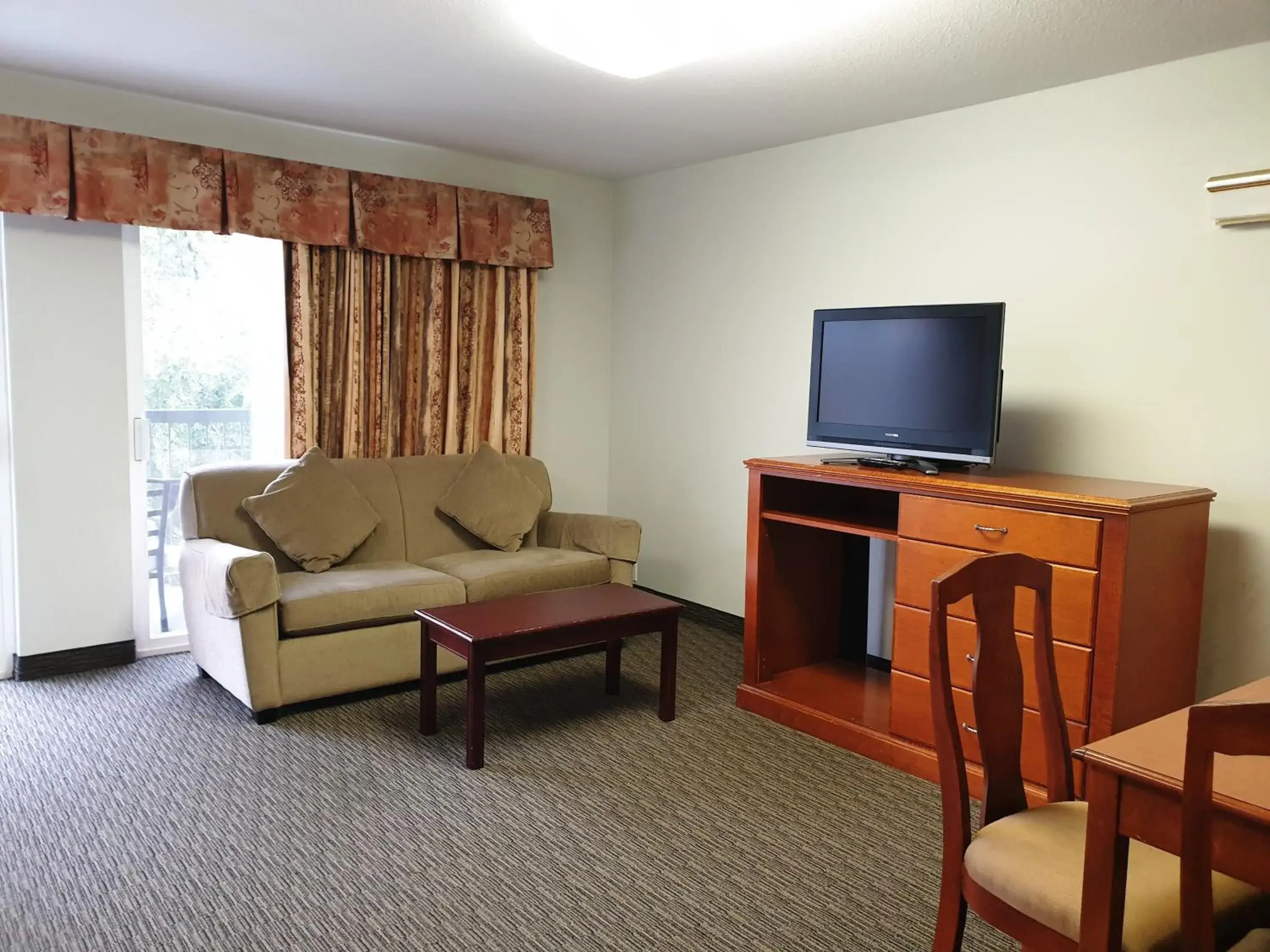 Seating Area in Riverland Inn & Suites