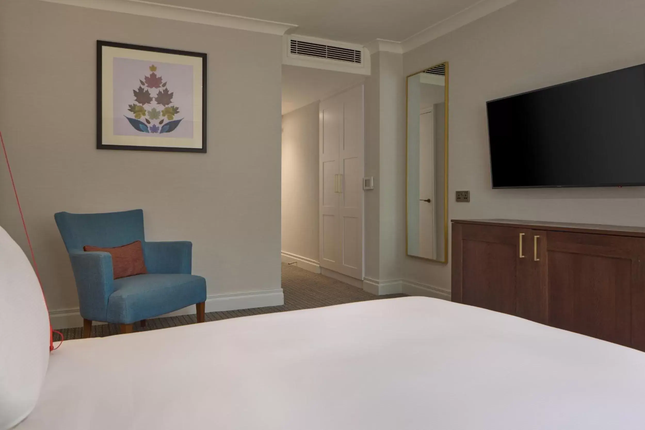 Bed, TV/Entertainment Center in DoubleTree by Hilton St. Anne's Manor