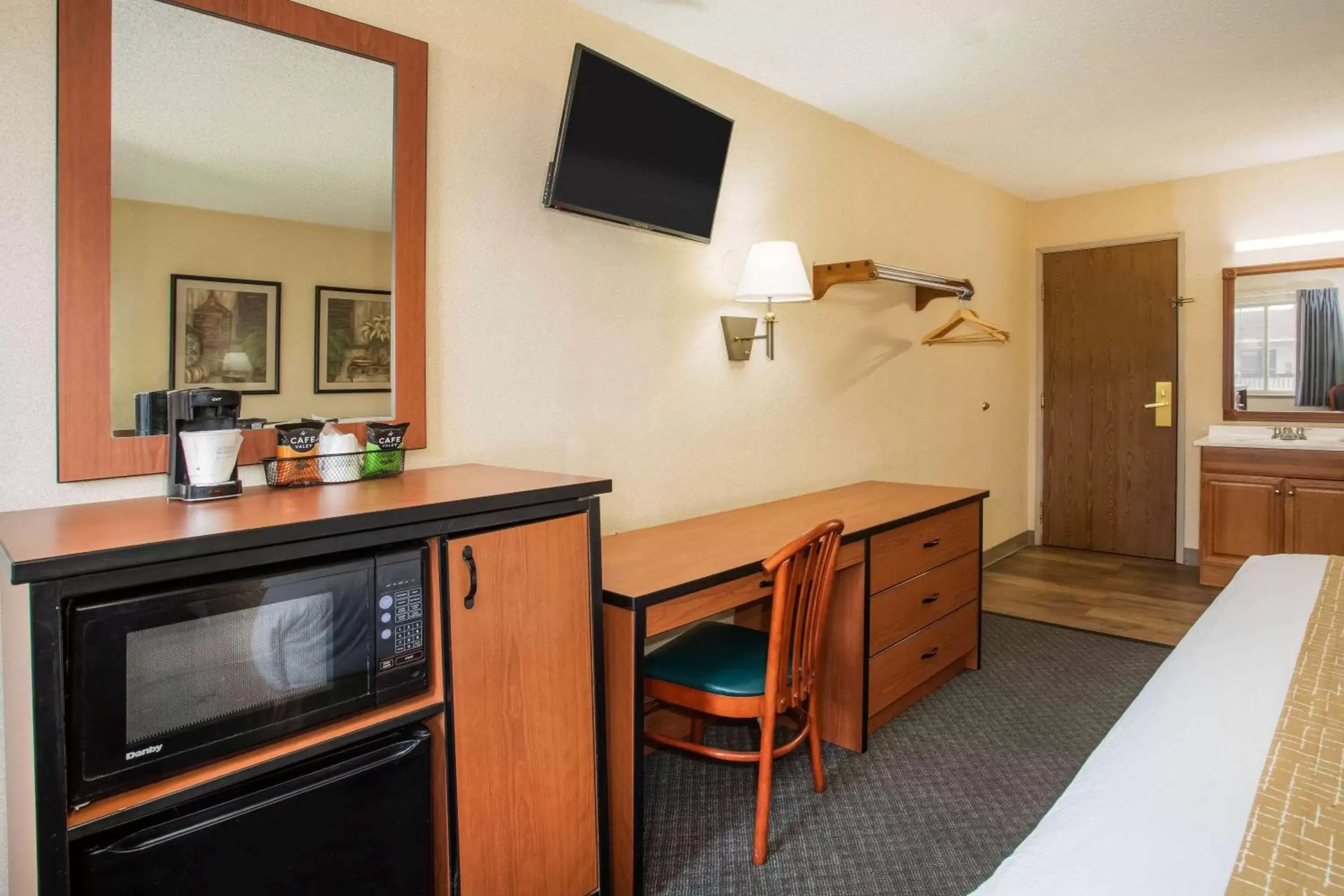 Photo of the whole room, TV/Entertainment Center in Travelodge by Wyndham Colorado Springs Airport/Peterson AFB