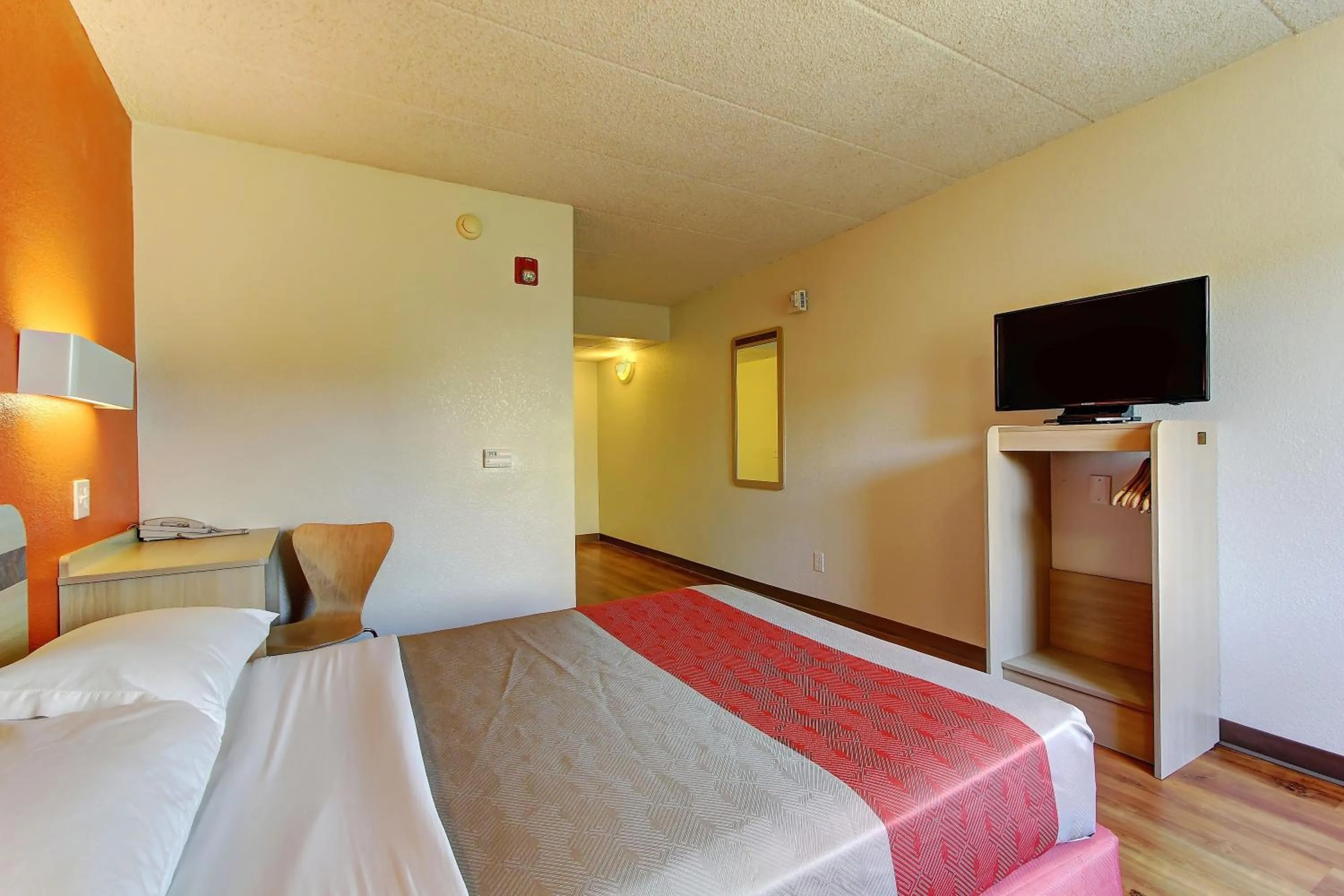 Bedroom, Bed in Motel 6-York, PA - North