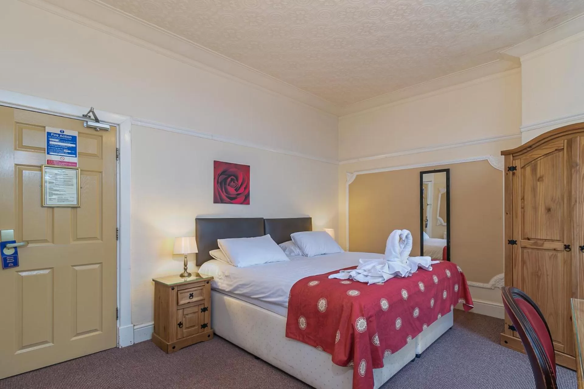 Bedroom, Bed in Skegness The Royal Hotel
