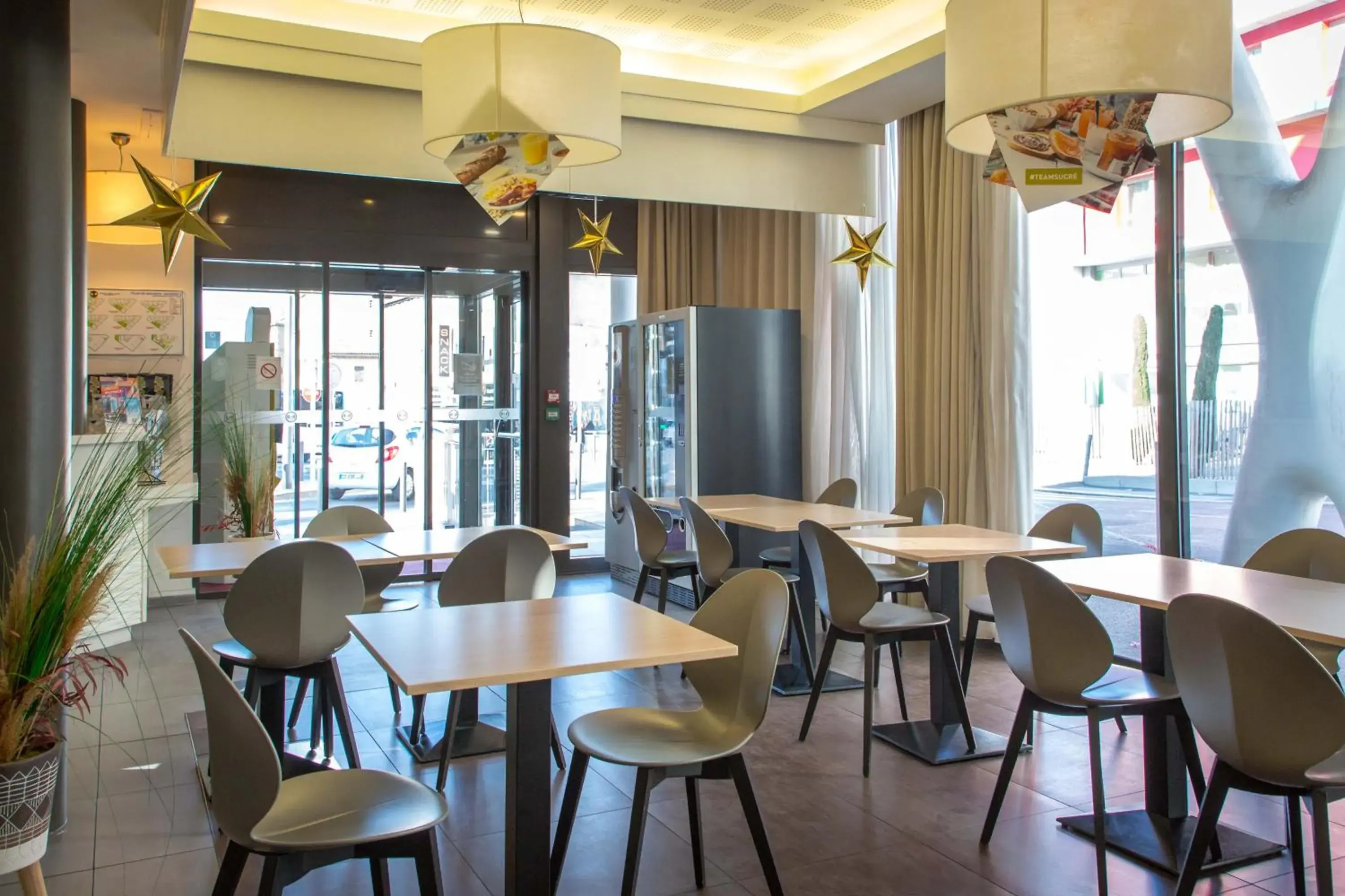 Restaurant/Places to Eat in B&B HOTEL Marseille Centre La Timone