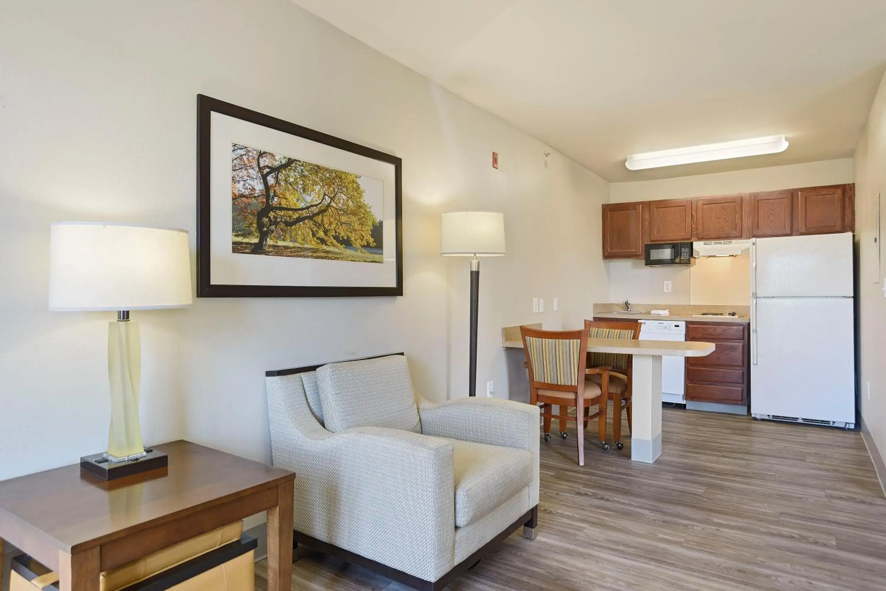 Kitchen or kitchenette, Seating Area in Extended Stay America Suites - Kansas City - Lenexa - 87th St