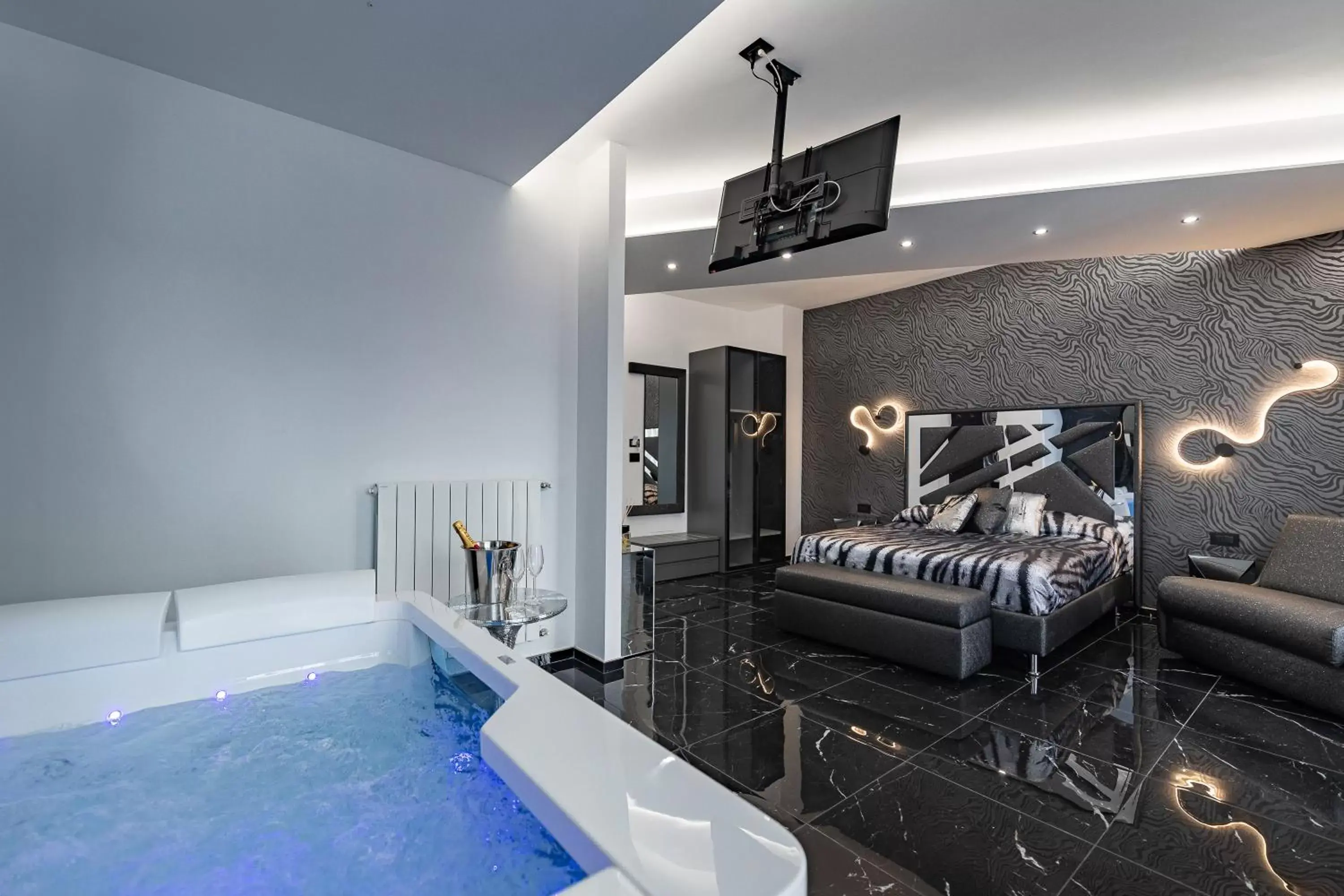 Swimming Pool in Prezioso suites & rooms