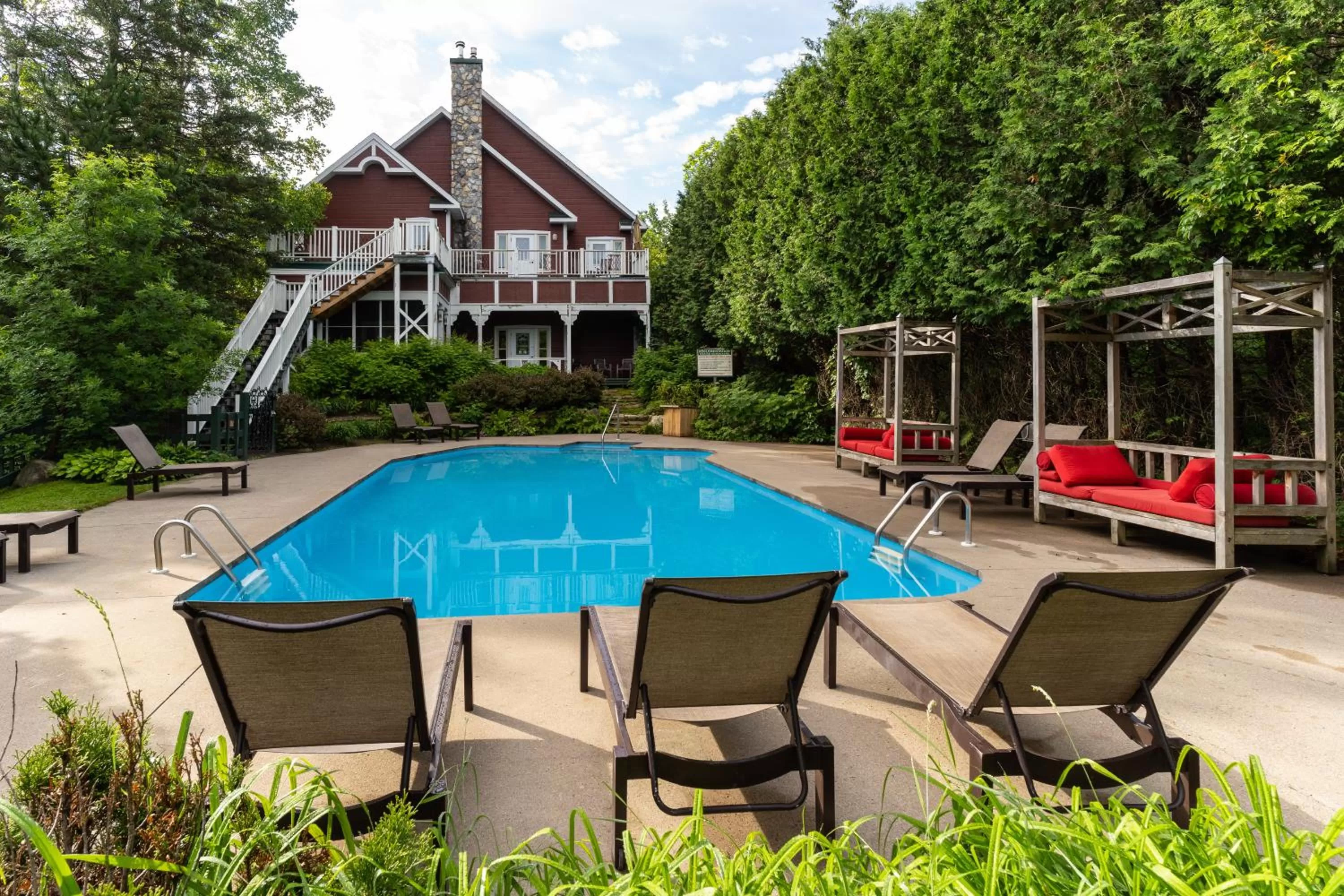 Swimming pool in Le Baluchon Éco-villégiature