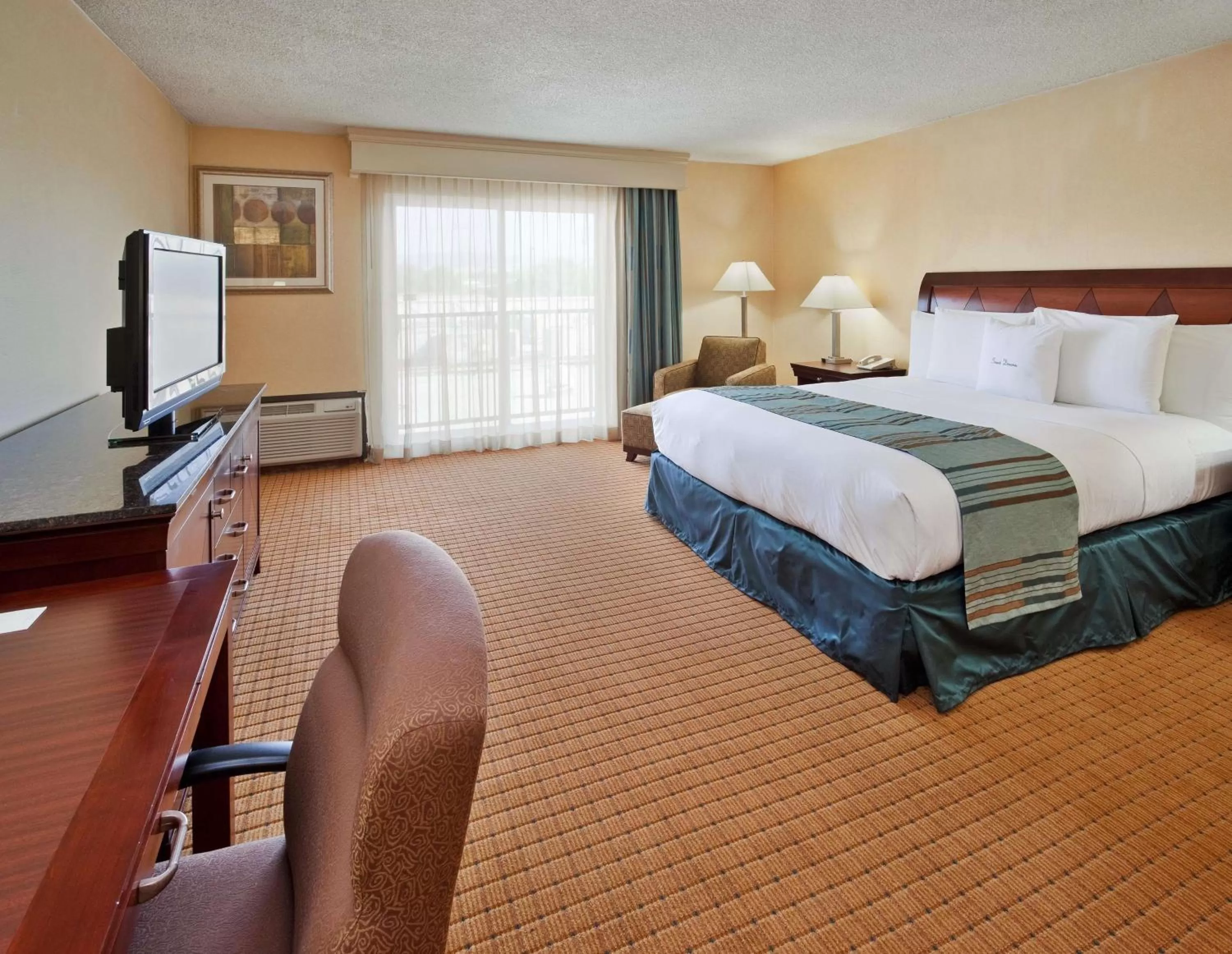 Bedroom, Bed in DoubleTree by Hilton Lafayette