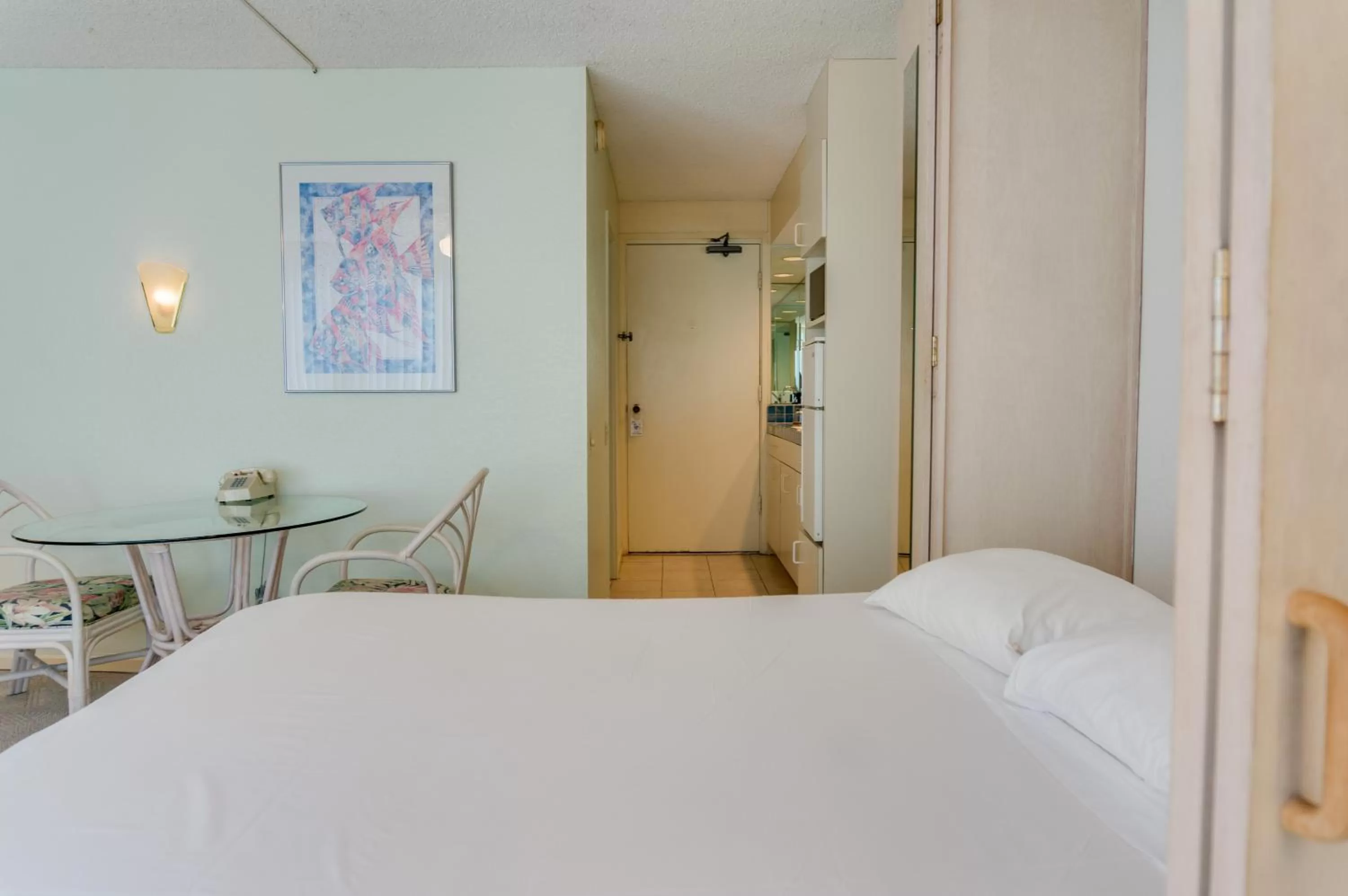 Bed in Kuhio Banyan Hotel (with Kitchenettes)