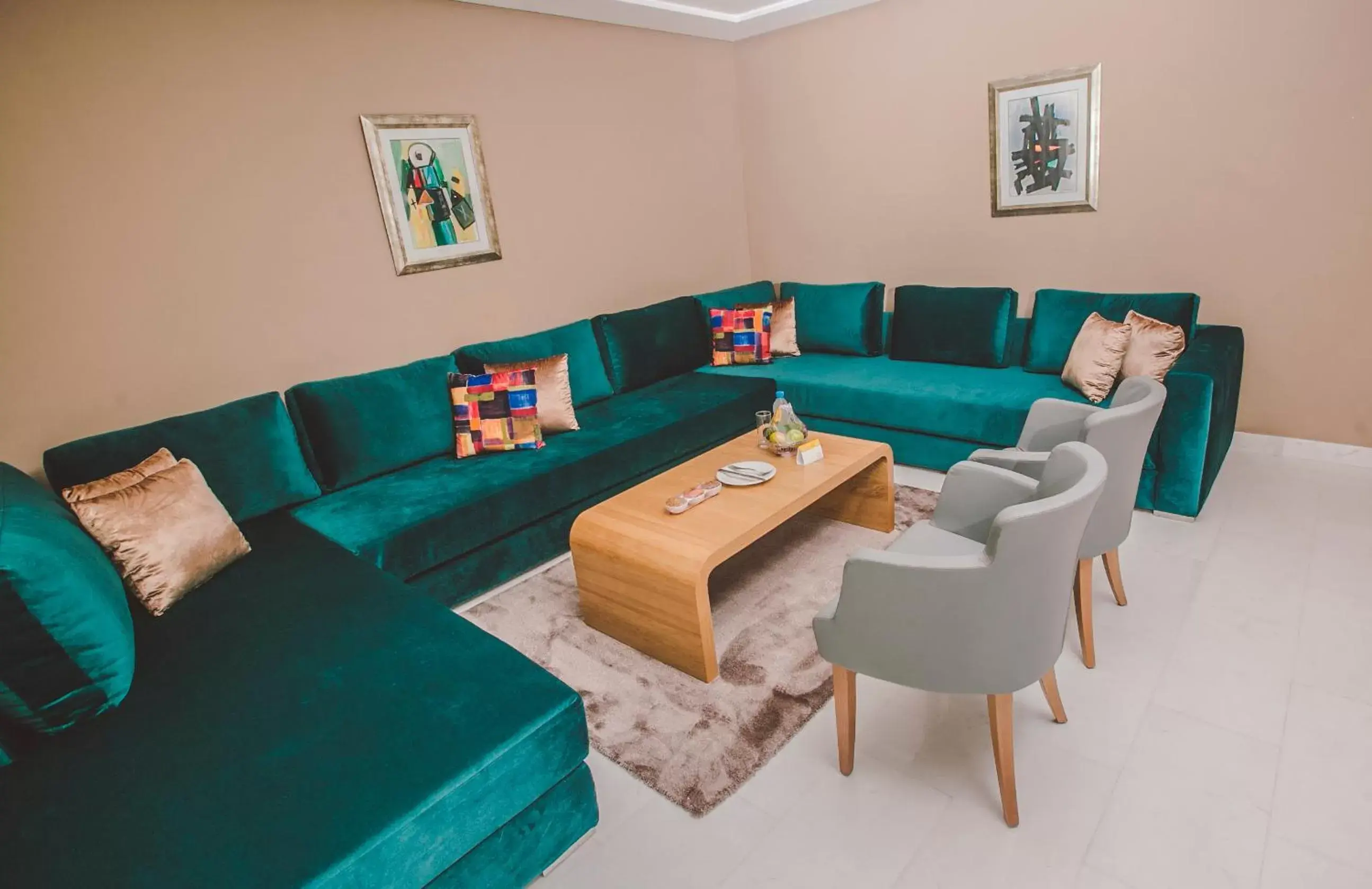 Living room, Lounge/Bar in Down Town Hotel By Business & Leisure Hotels