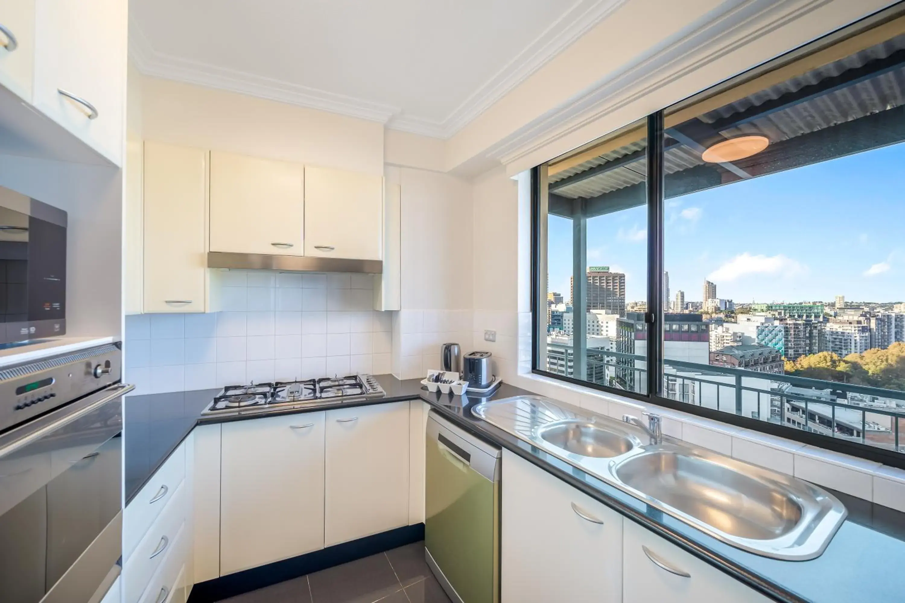 Kitchen or kitchenette, Kitchen/Kitchenette in Oaks Sydney Castlereagh Suites