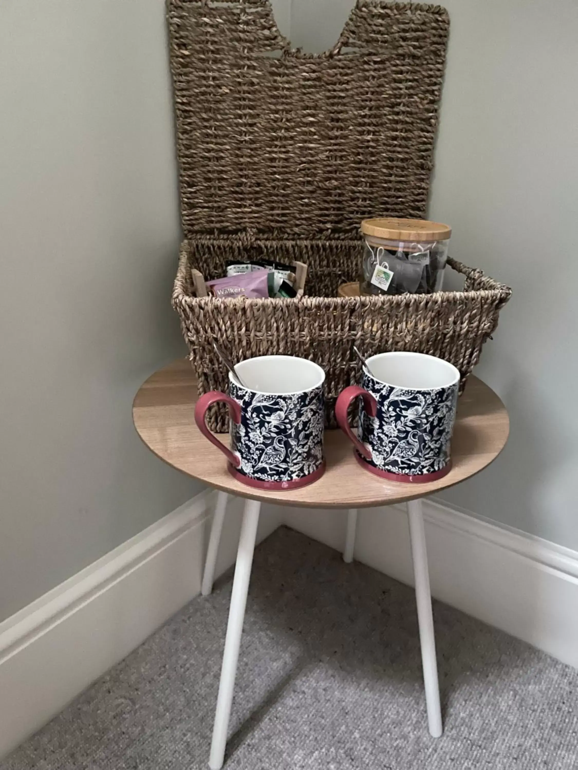 Coffee/tea facilities in The Red Lion Charing Heath