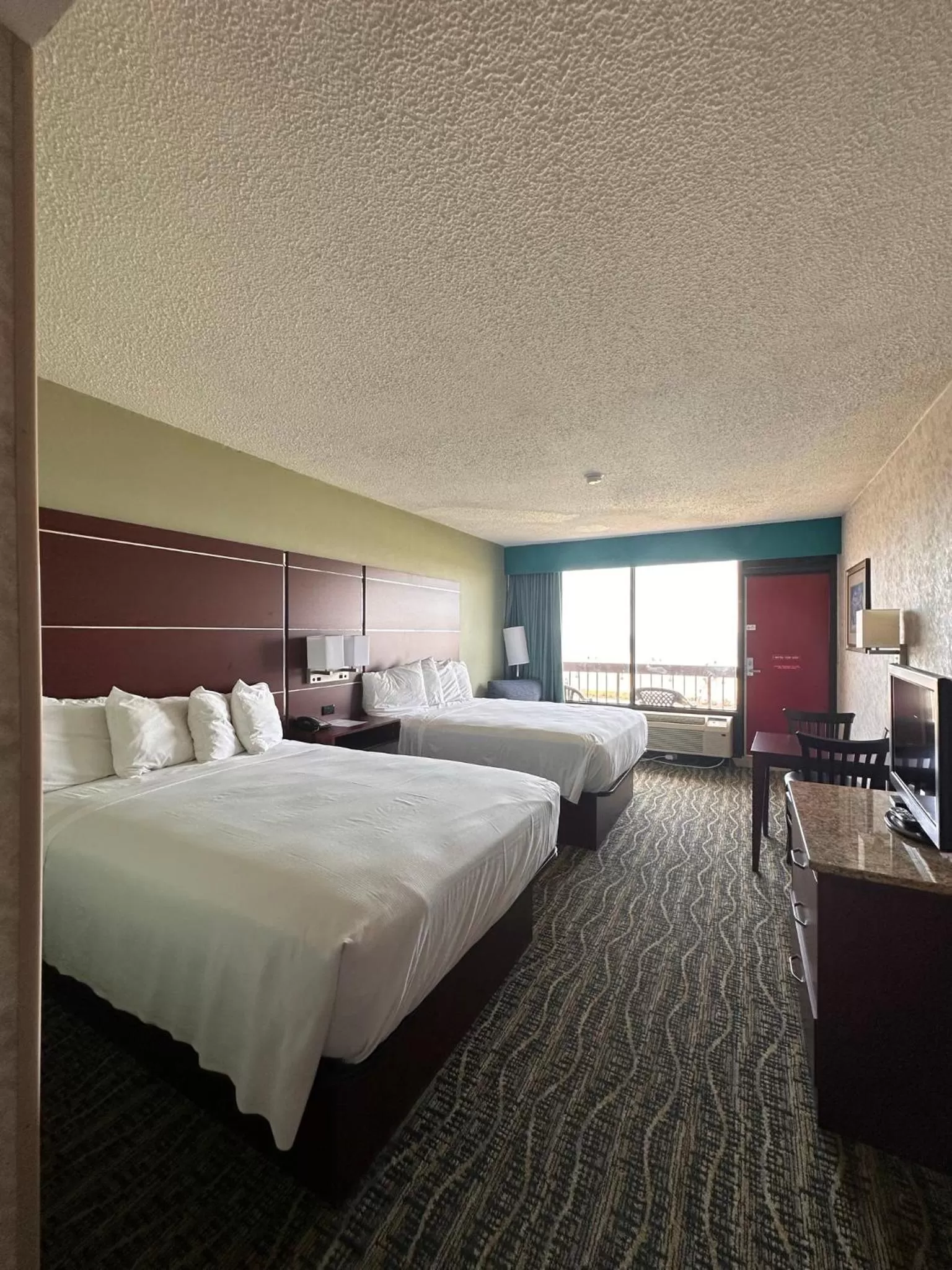 Bedroom, Bed in The Breakers Resort Inn