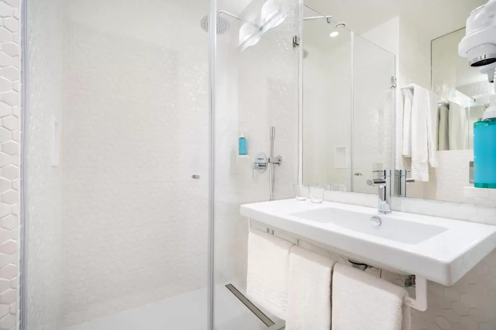 Shower, Bathroom in Moov Hotel Lisboa Oriente