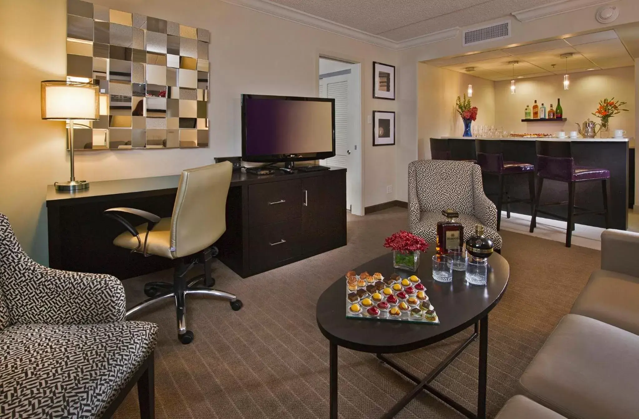 Bedroom, Seating Area in Crowne Plaza Suffern-Mahwah, an IHG Hotel