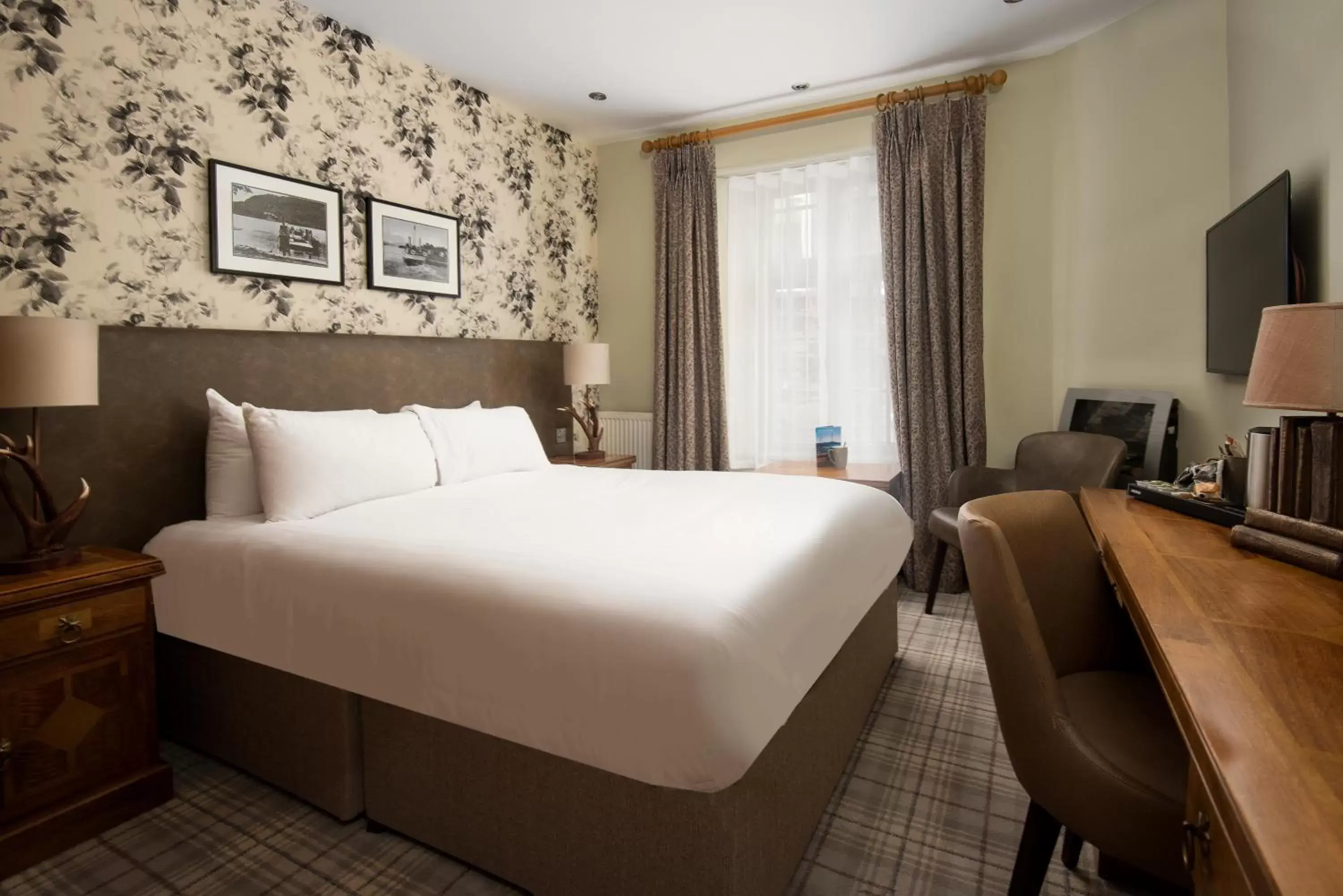 Bed in The Waterhead Inn- The Inn Collection Group