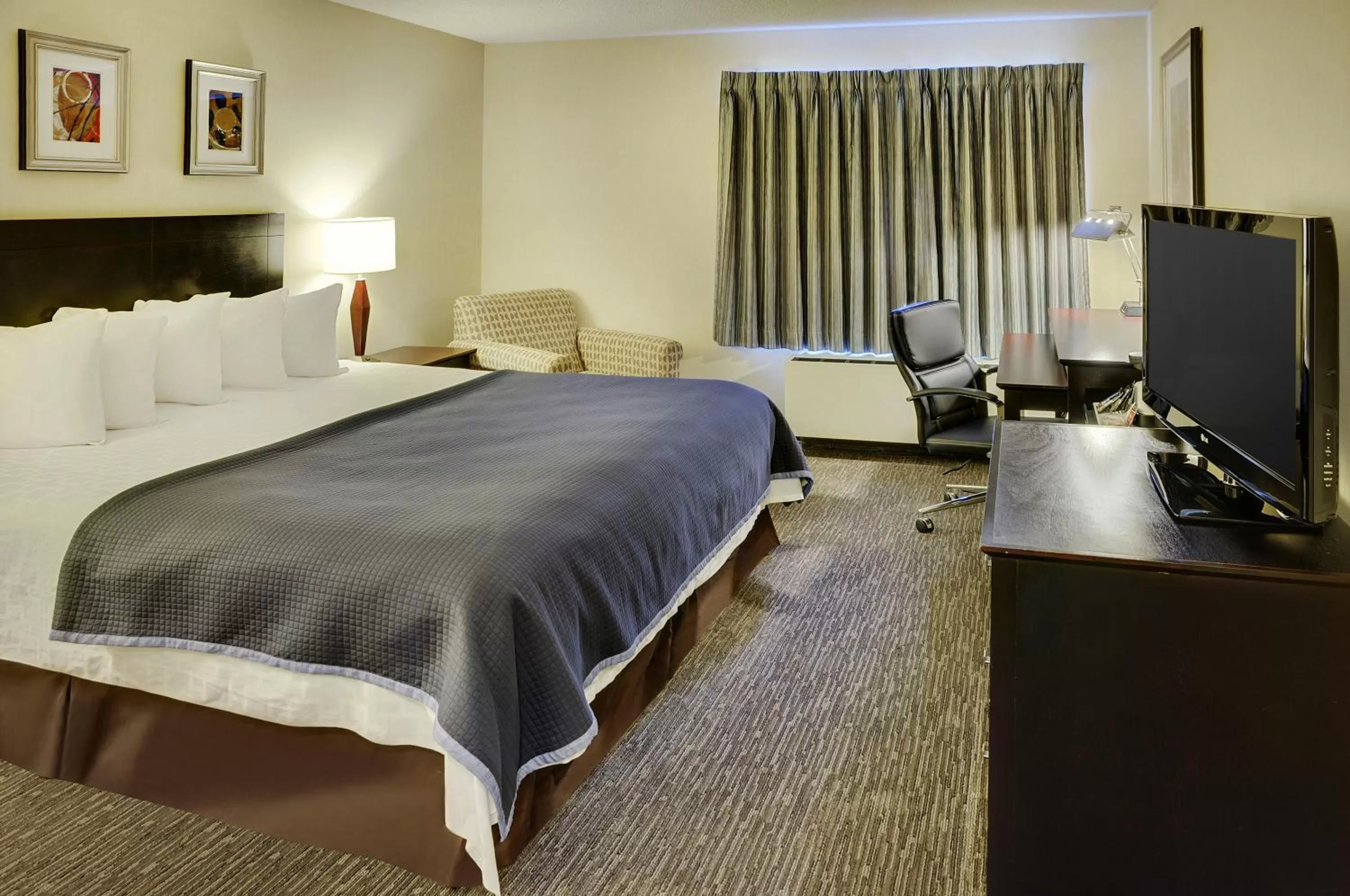 Photo of the whole room, Bed in Travelodge Hotel by Wyndham Vancouver Airport