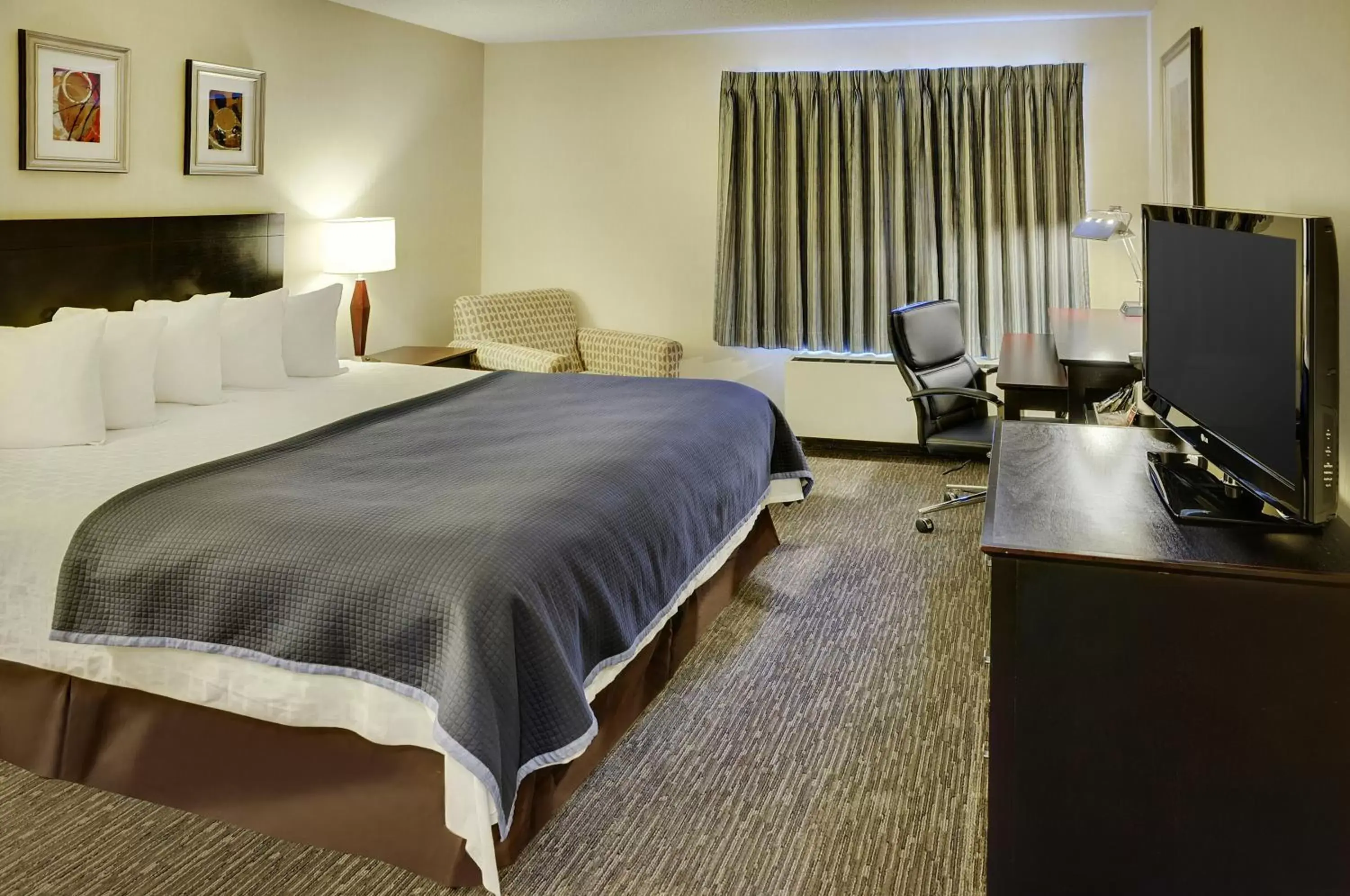 Photo of the whole room, Bed in Travelodge Hotel by Wyndham Vancouver Airport