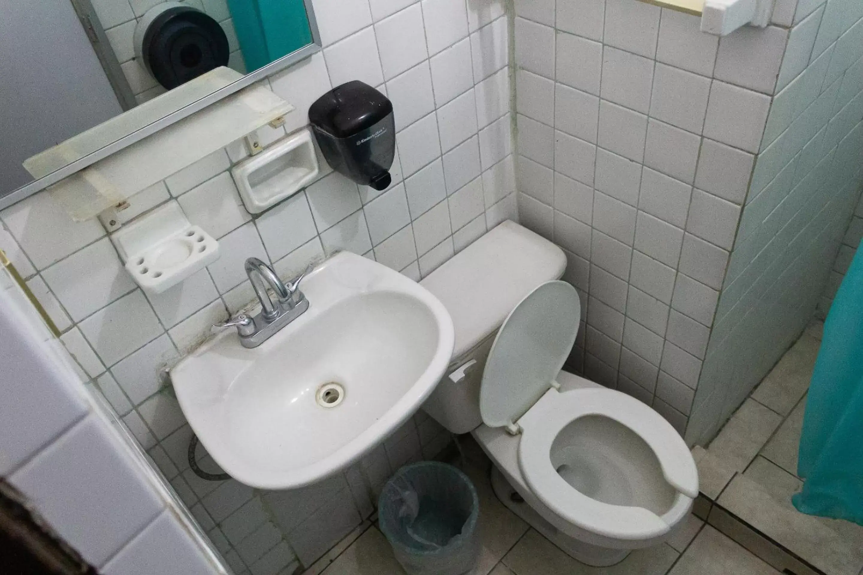 Bathroom in OYO Hotel Colón, Plaza Bicentenario, Zacatecas Centro