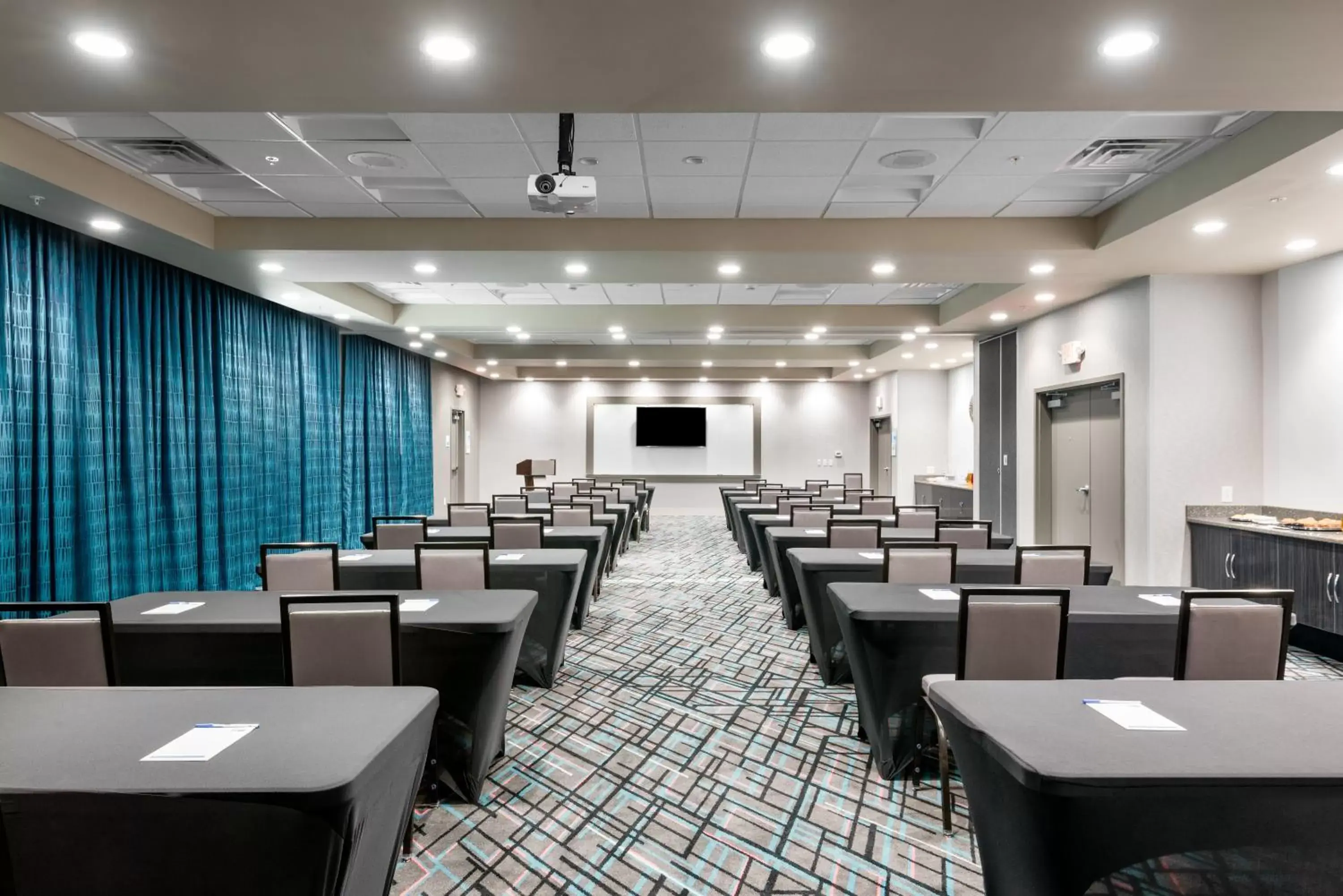 Meeting/conference room in Holiday Inn Express & Suites - Charlotte Airport, an IHG Hotel