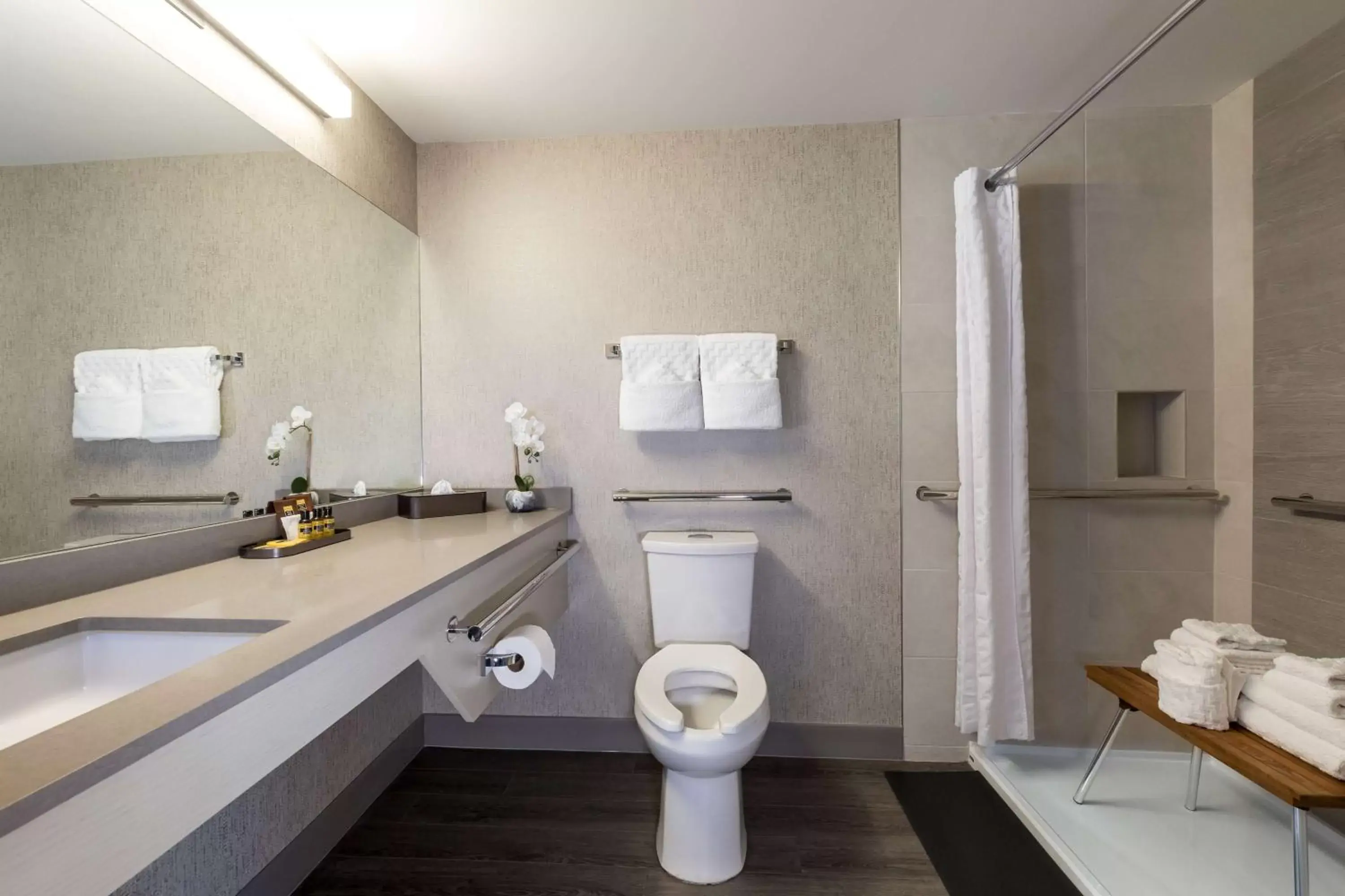 Bathroom in Best Western Plus Tin Wis Resort