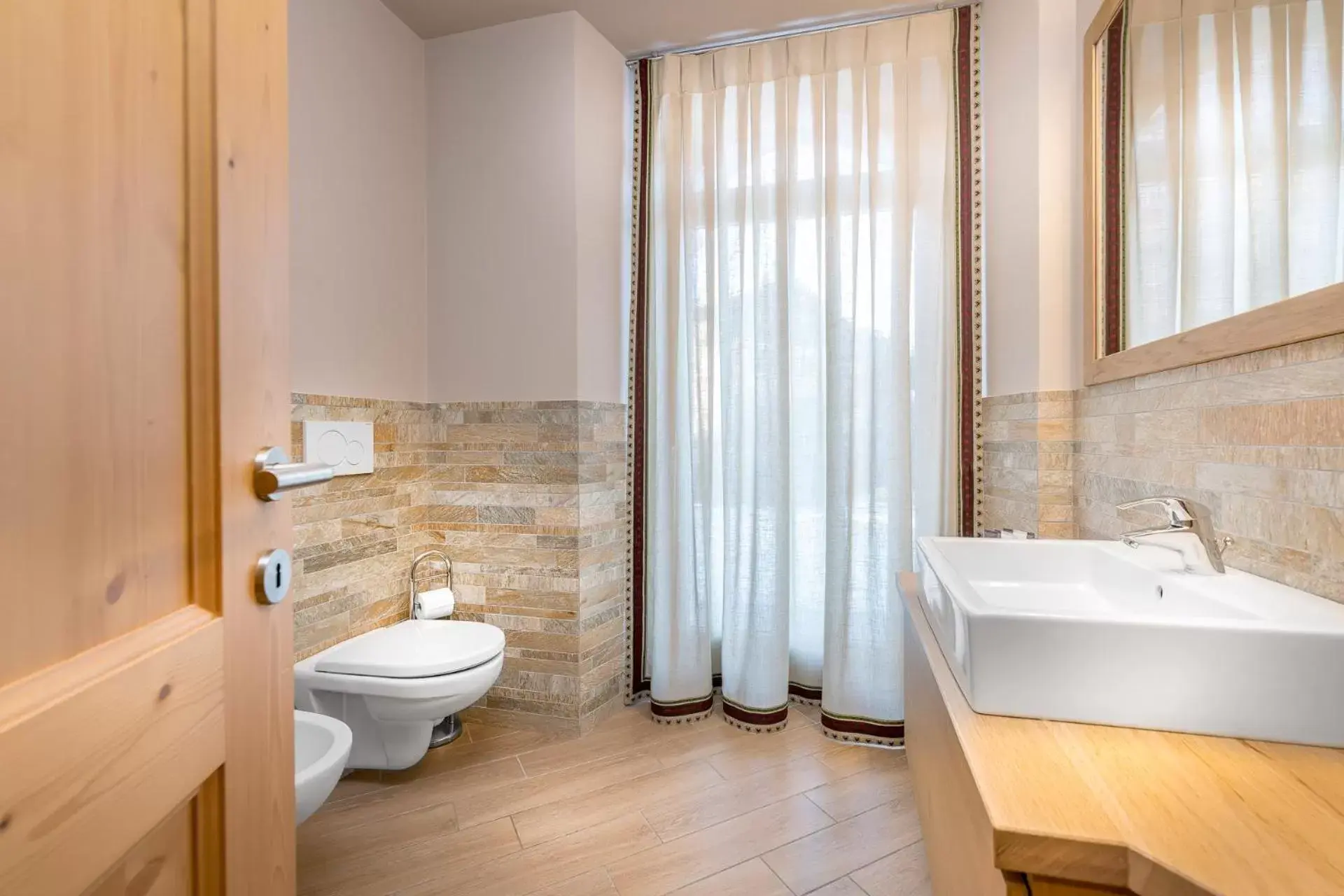 Toilet, Bathroom in Hotel San Lorenzo