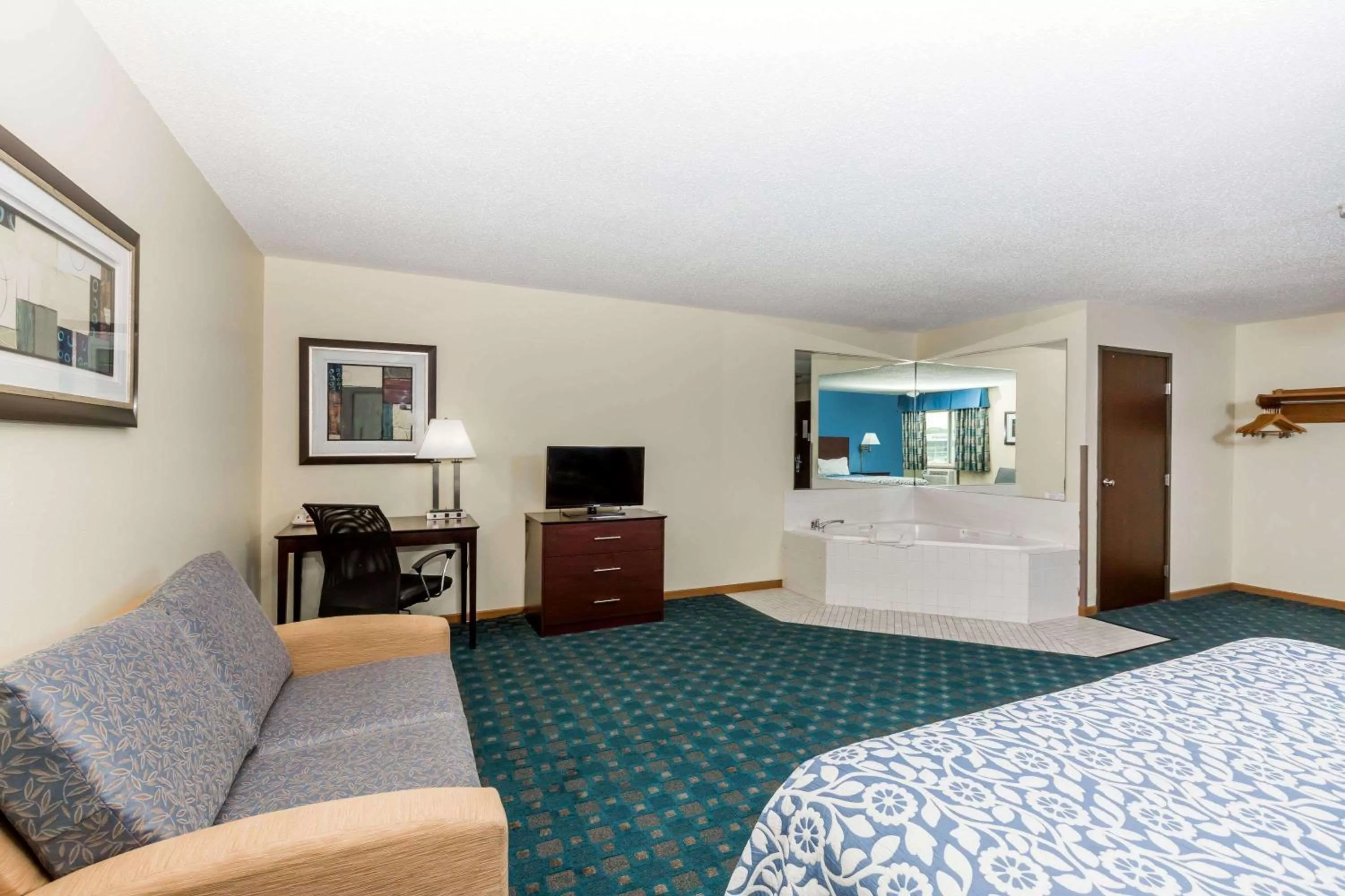 Photo of the whole room, Bed in Days Inn by Wyndham Sioux City