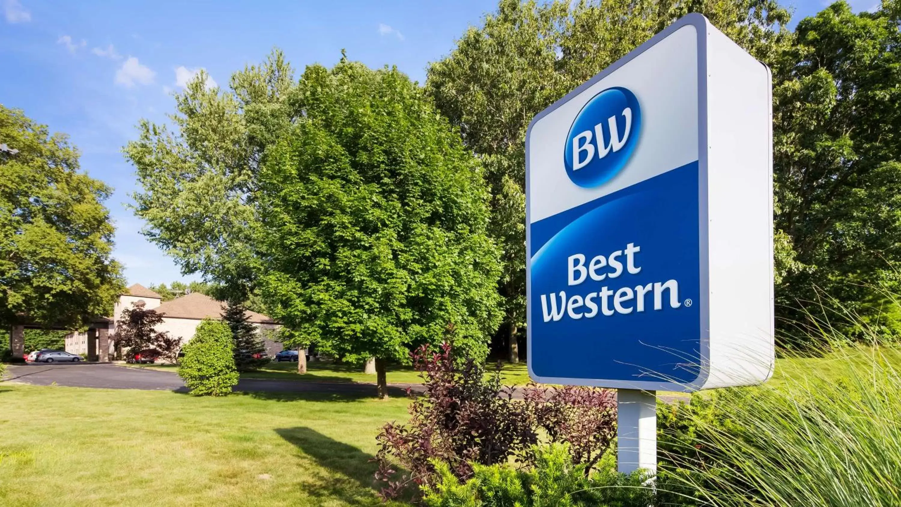 Property building in Best Western Plaza Hotel Saugatuck