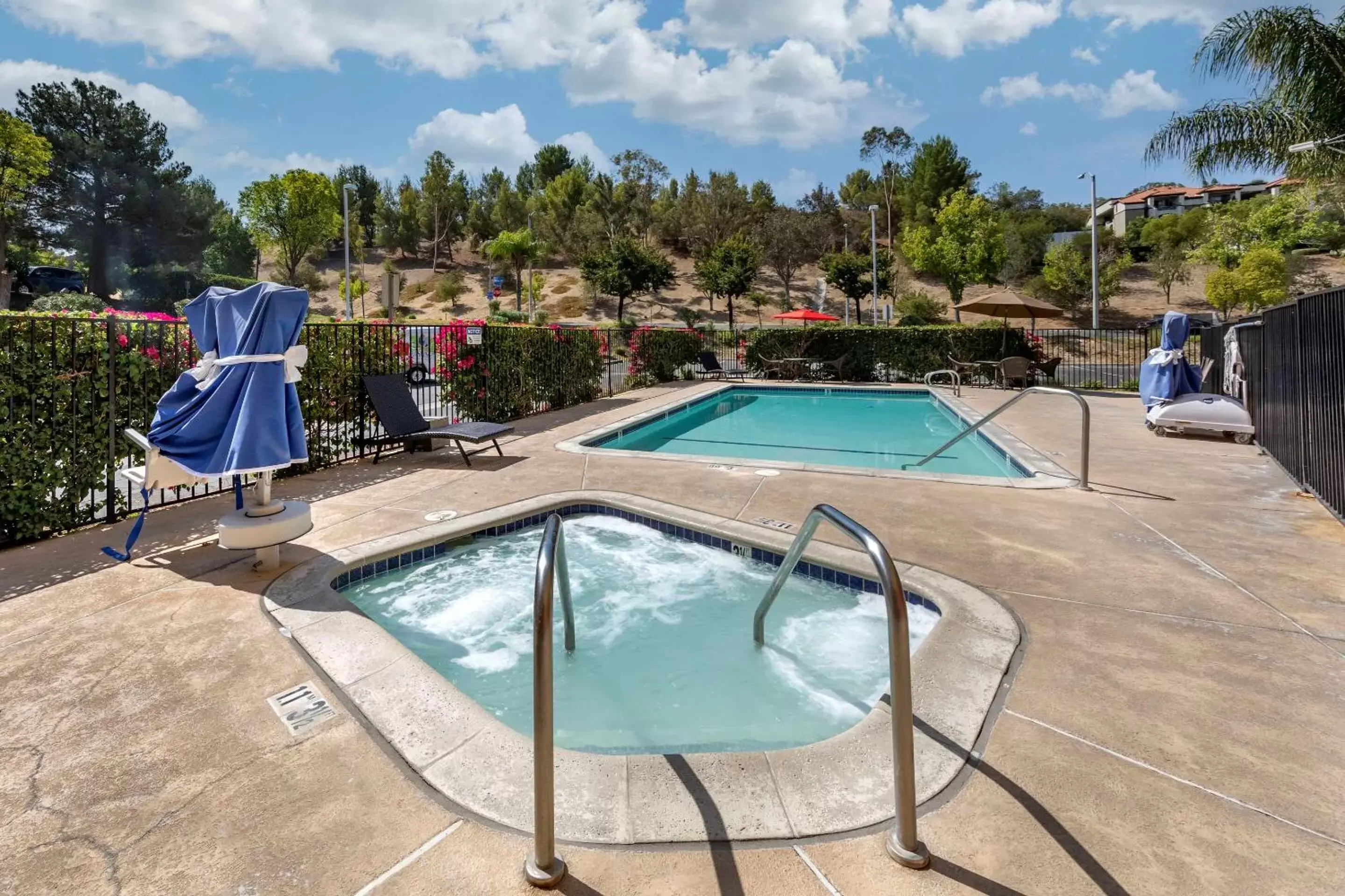 Activities, Swimming Pool in Comfort Suites Near Six Flags Magic Mountain