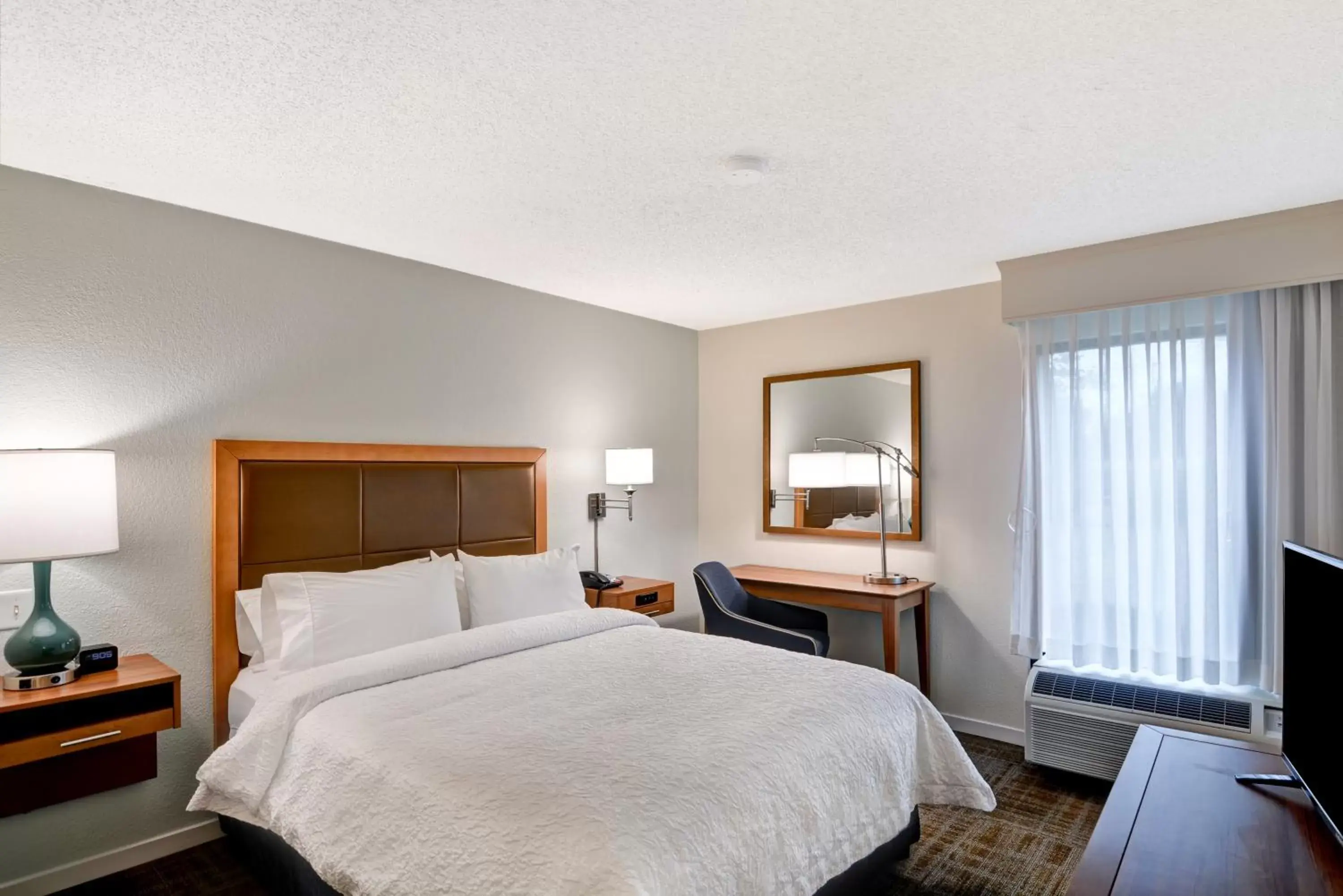 Photo of the whole room, Bed in Hampton Inn Columbia-I-26 Airport