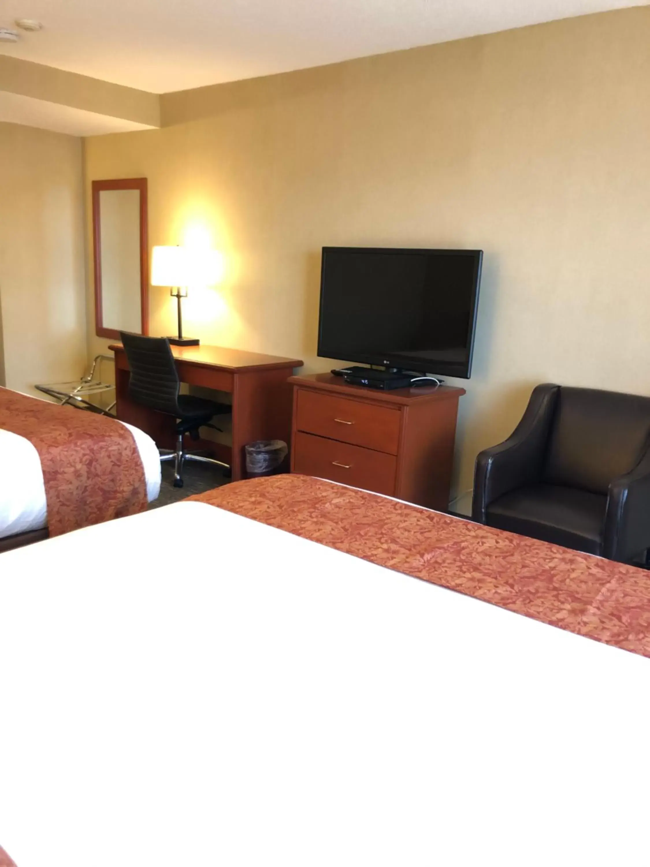 Photo of the whole room, TV/Entertainment Center in Anchor Inn and Suites