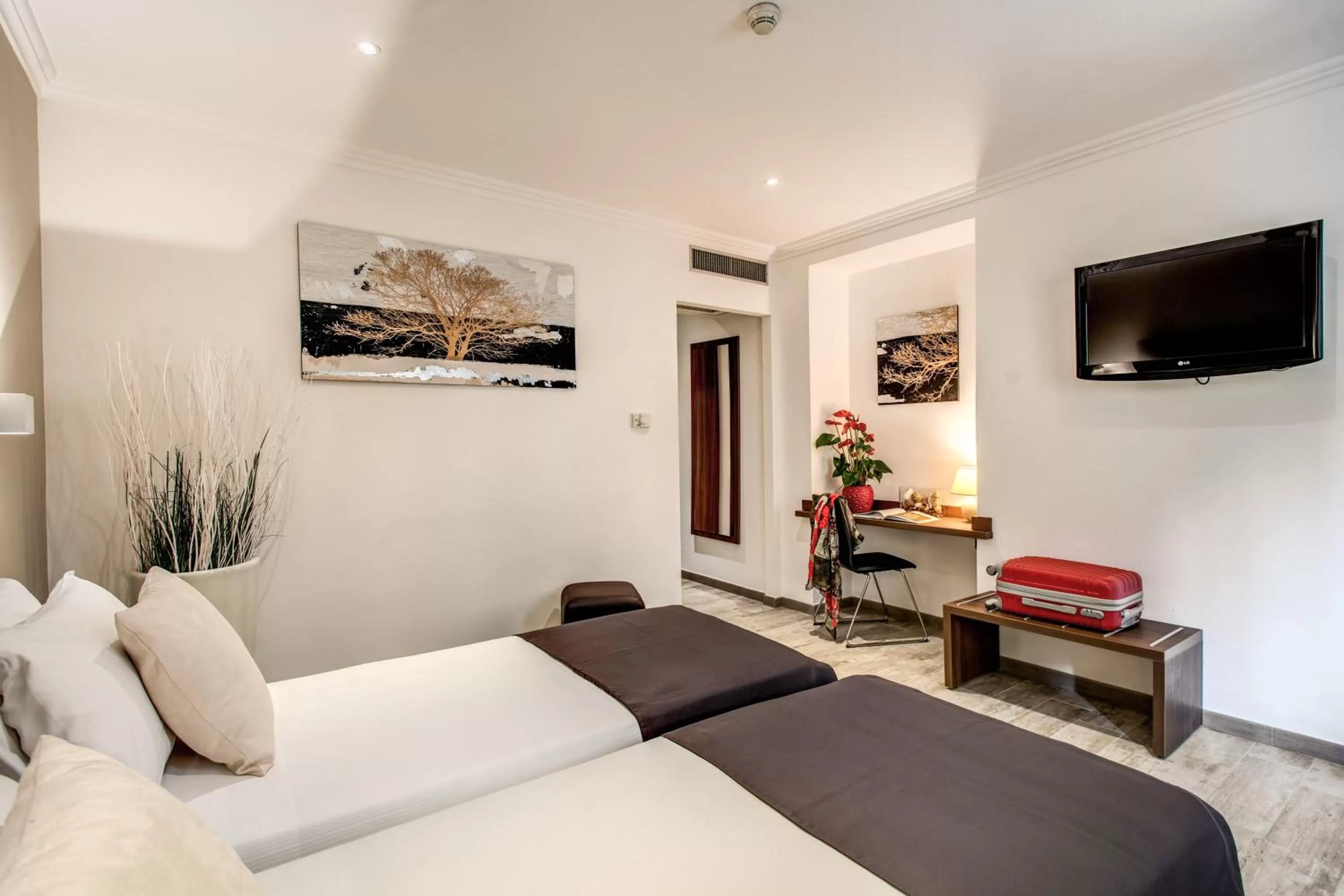 Photo of the whole room, Bed in Rome Garden Hotel