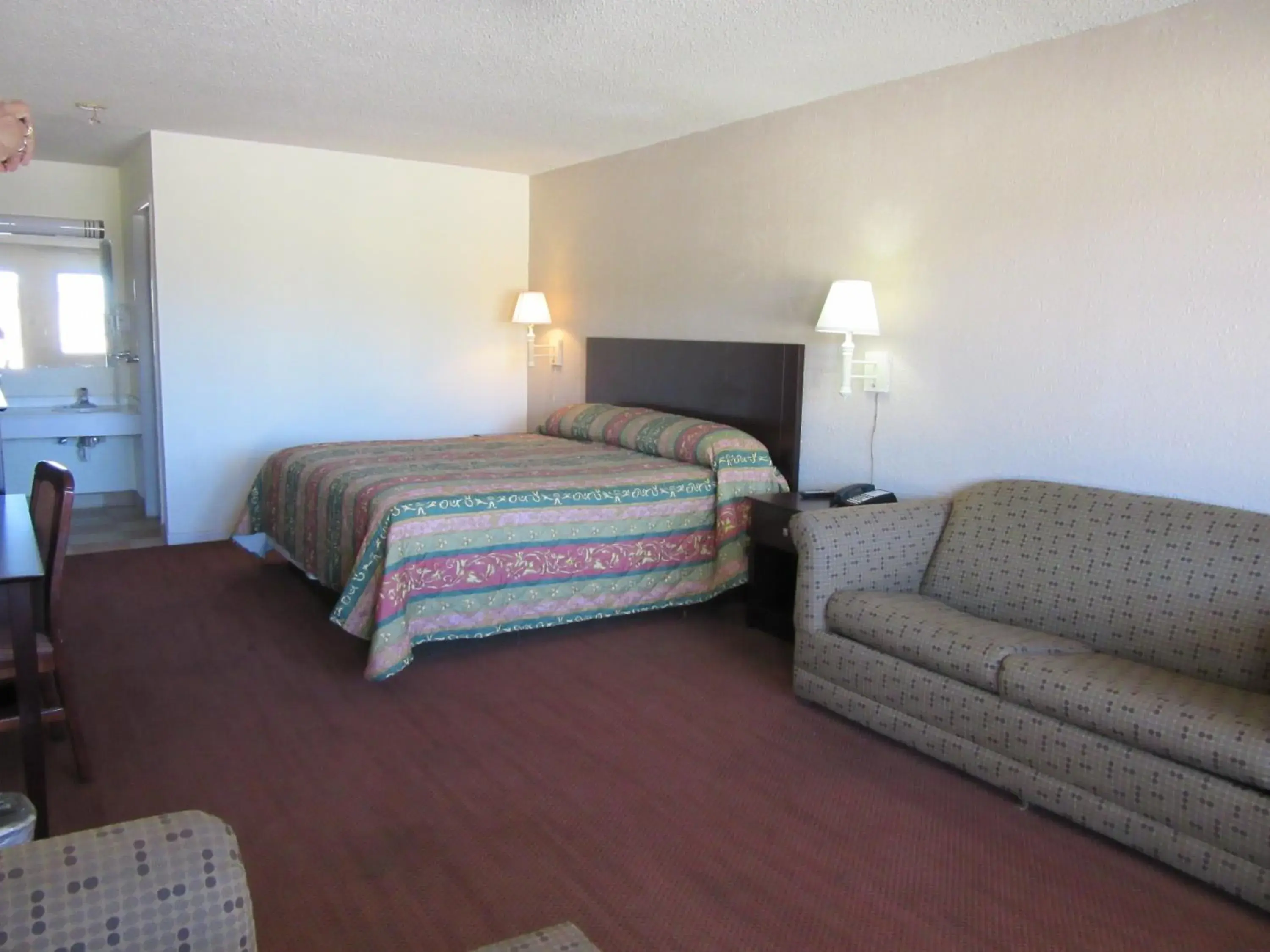 Bedroom, Bed in Royal Inn Abilene