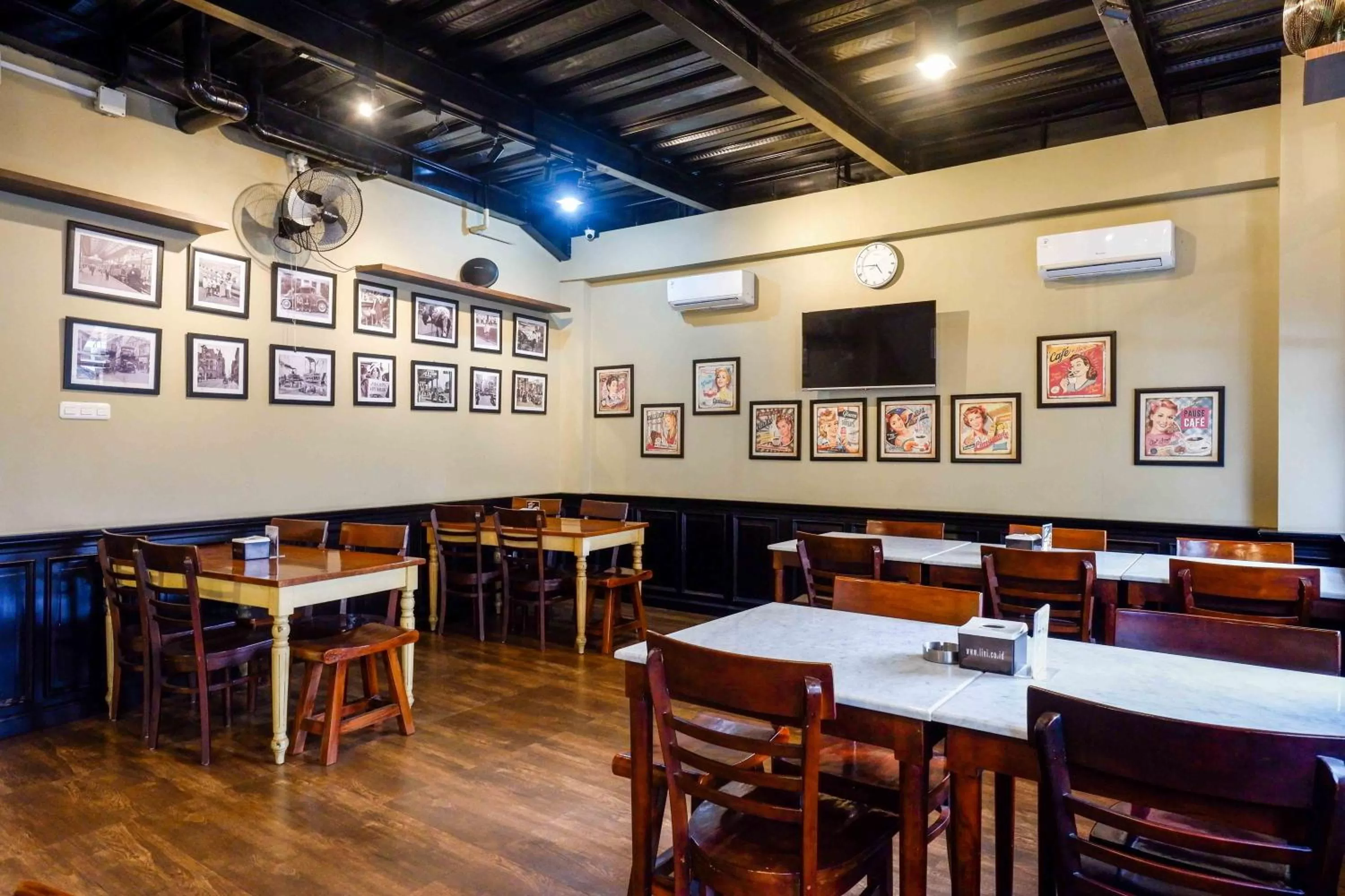 Restaurant/places to eat in Sans Hotel Empress Simpang Lima