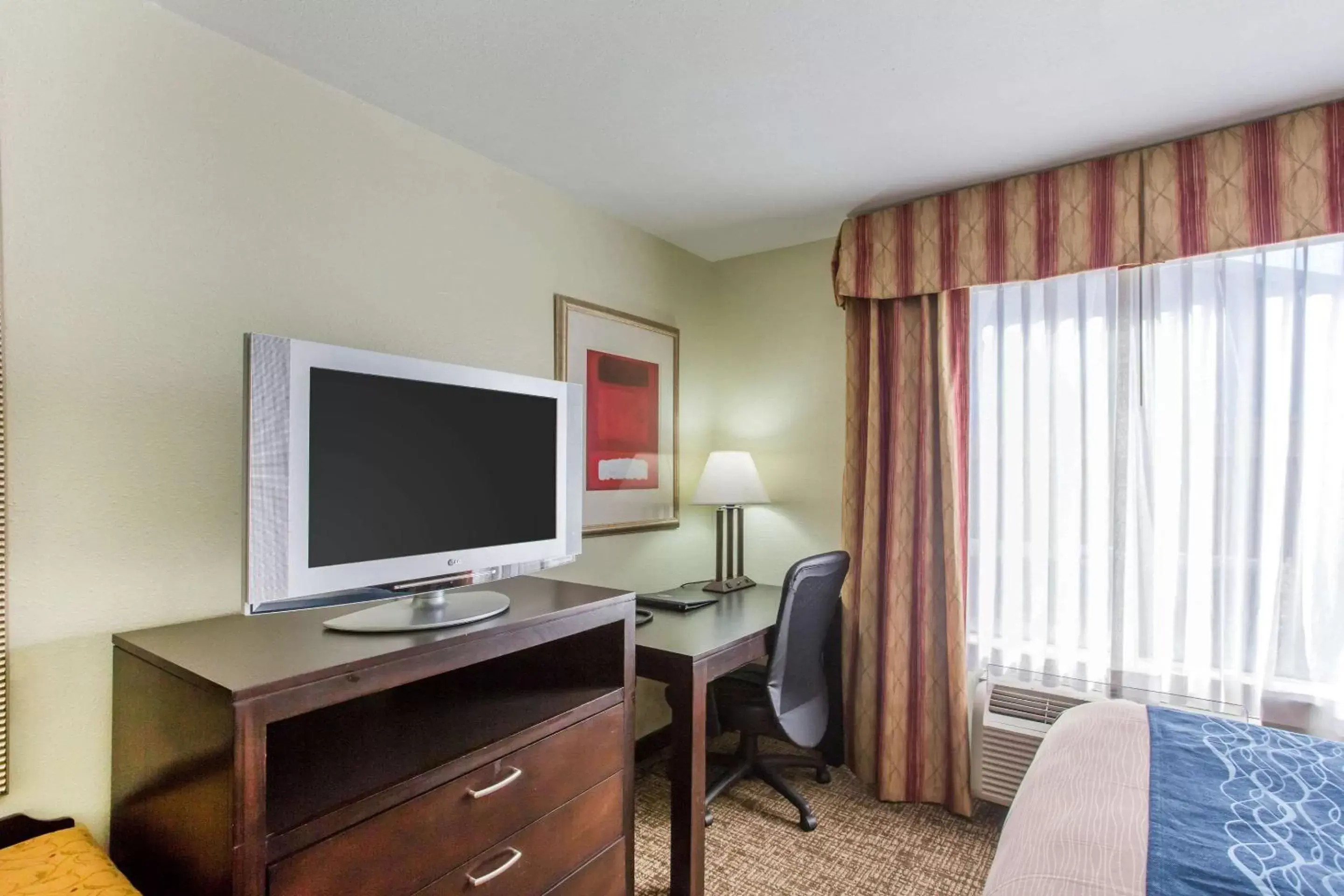 Photo of the whole room, TV/Entertainment Center in Comfort Inn Franklin Highway 96