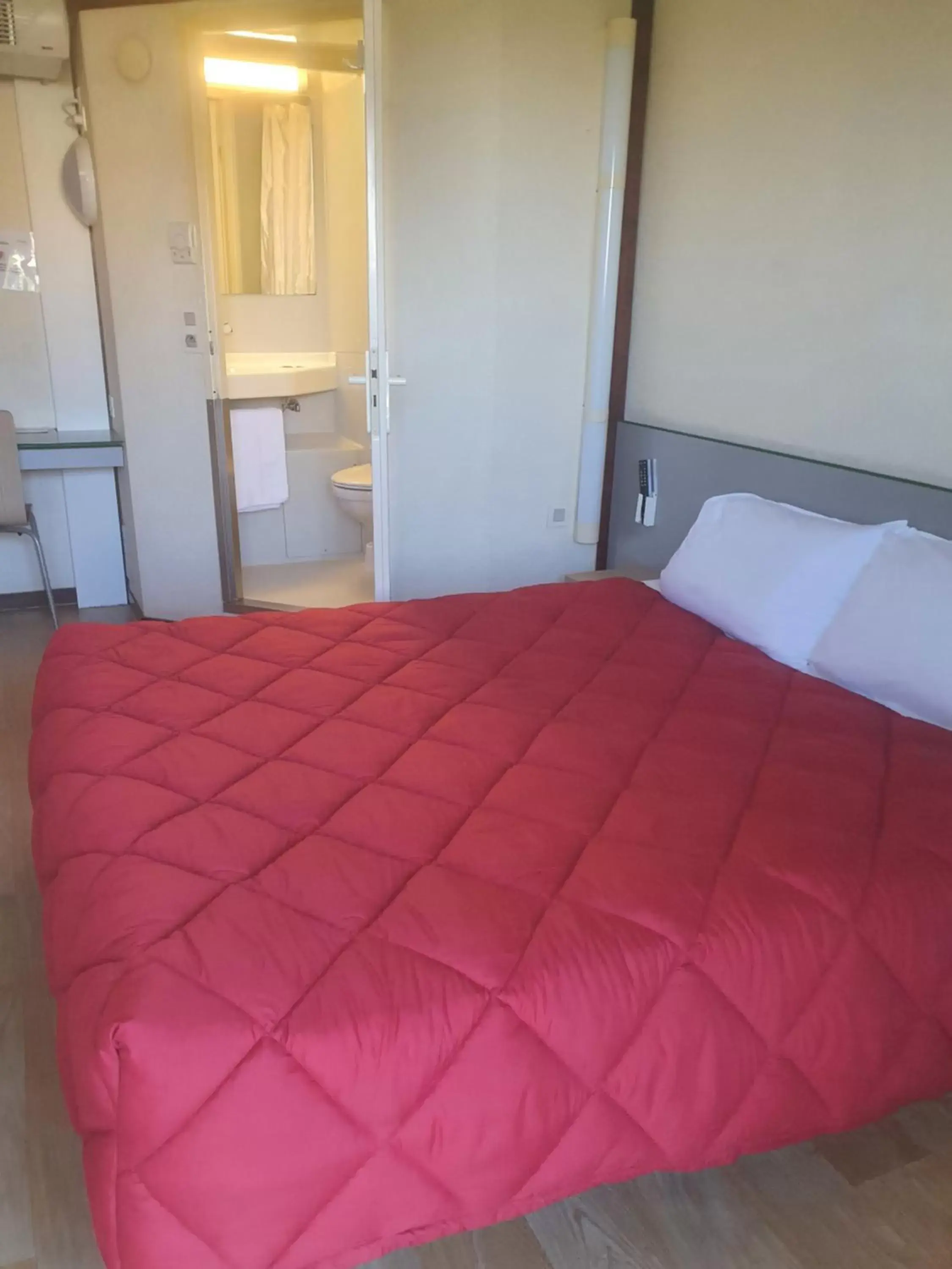 Bedroom, Bed in Premiere Classe La Rochelle Sud - Angoulins