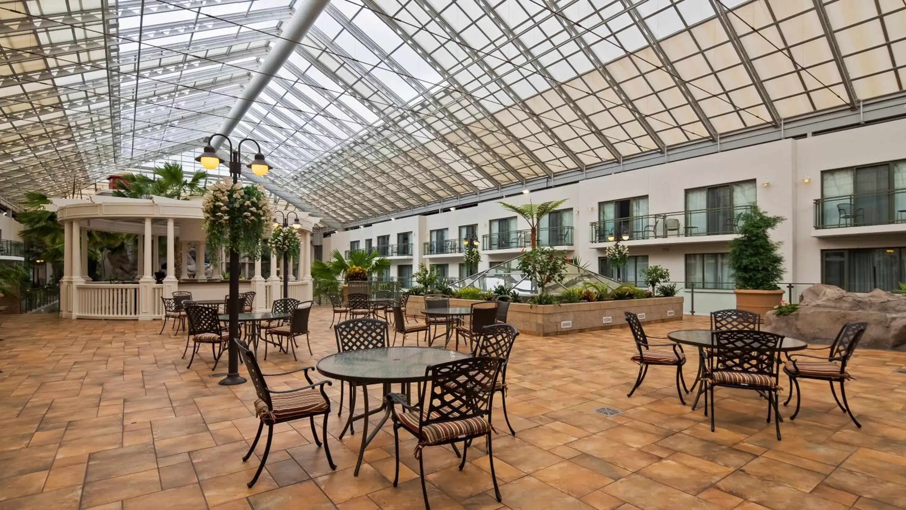 Solarium, Restaurant/Places to Eat in Best Western Plus Lamplighter Inn & Conference Centre