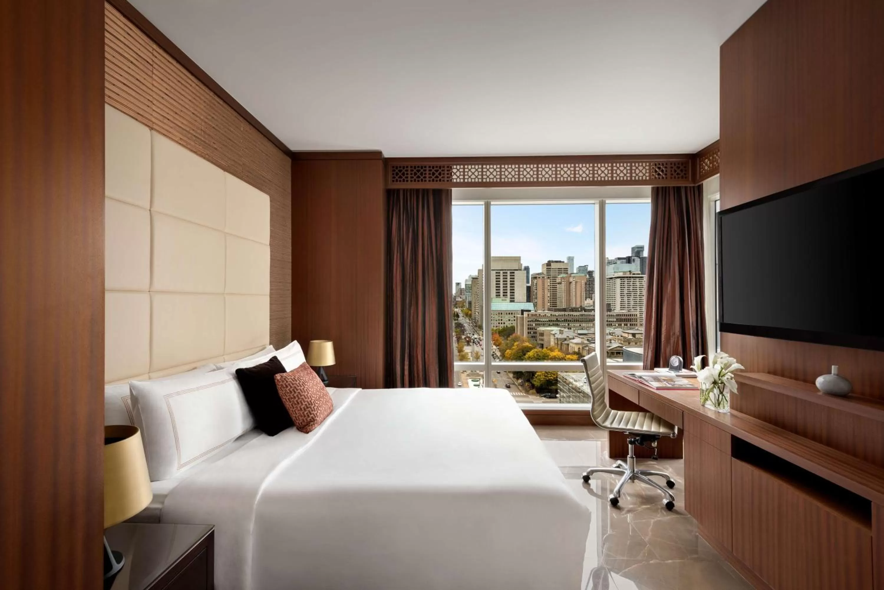 Photo of the whole room, Bed in Shangri-La Toronto