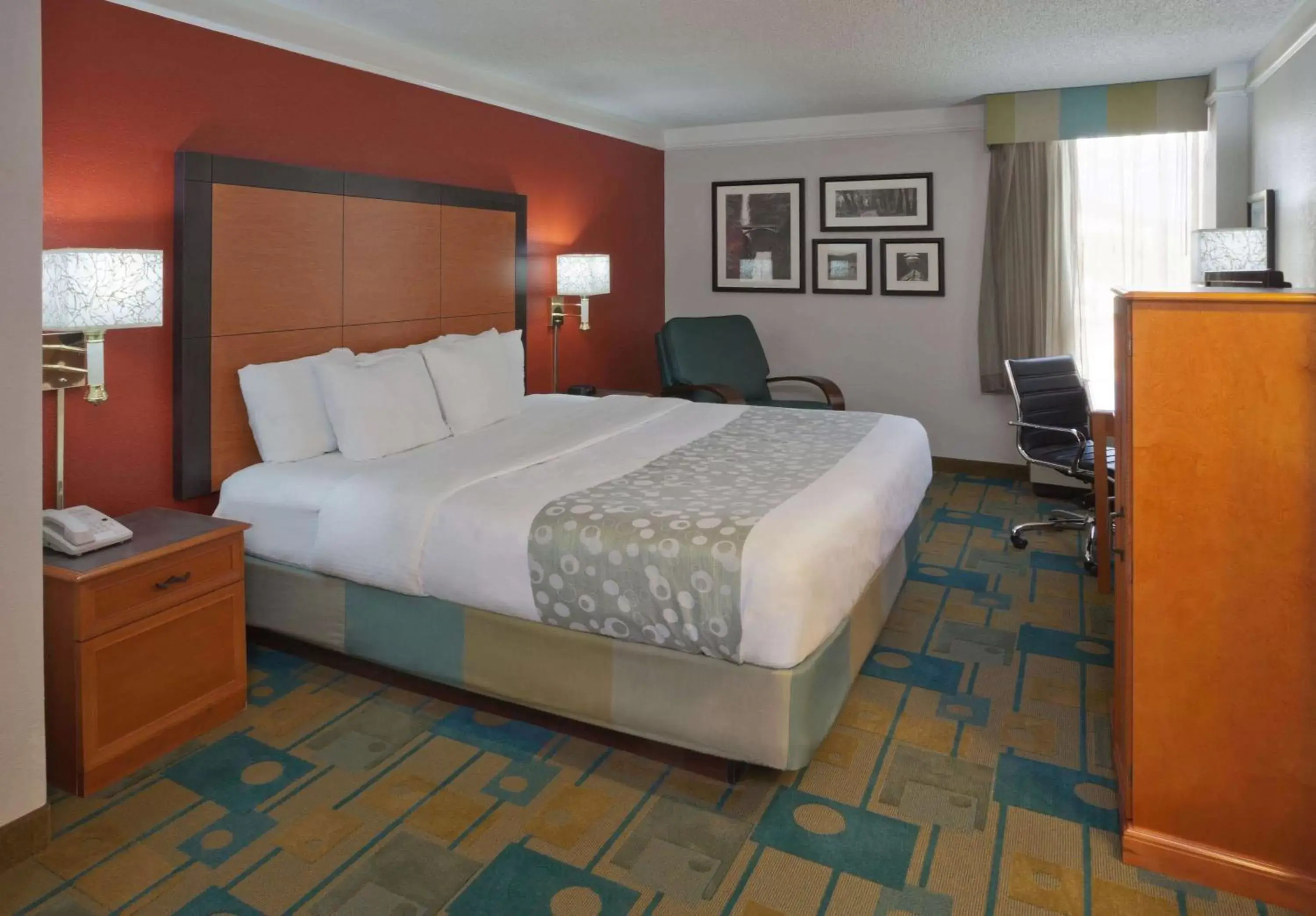 Photo of the whole room, Bed in La Quinta by Wyndham Houston Stafford Sugarland
