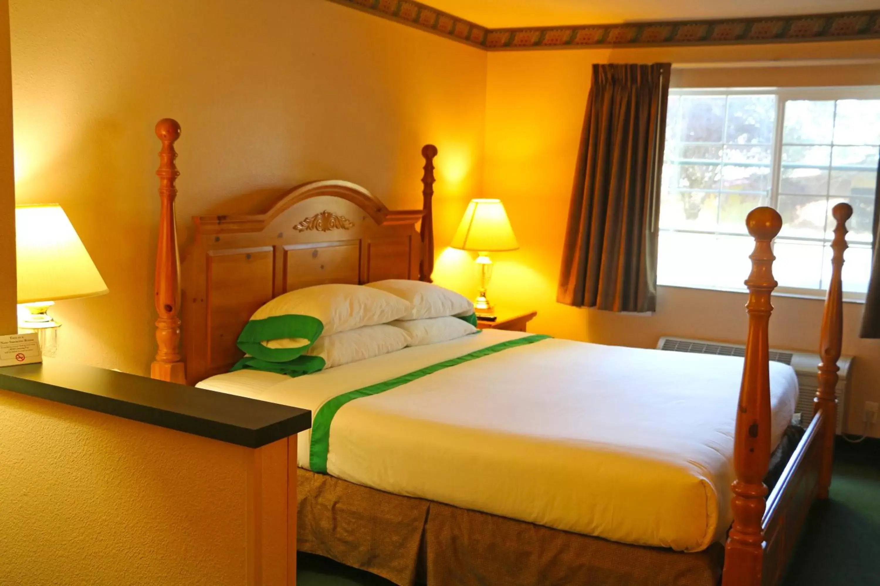 Bedroom, Bed in GuestHouse Inn & Suites Kelso/Longview